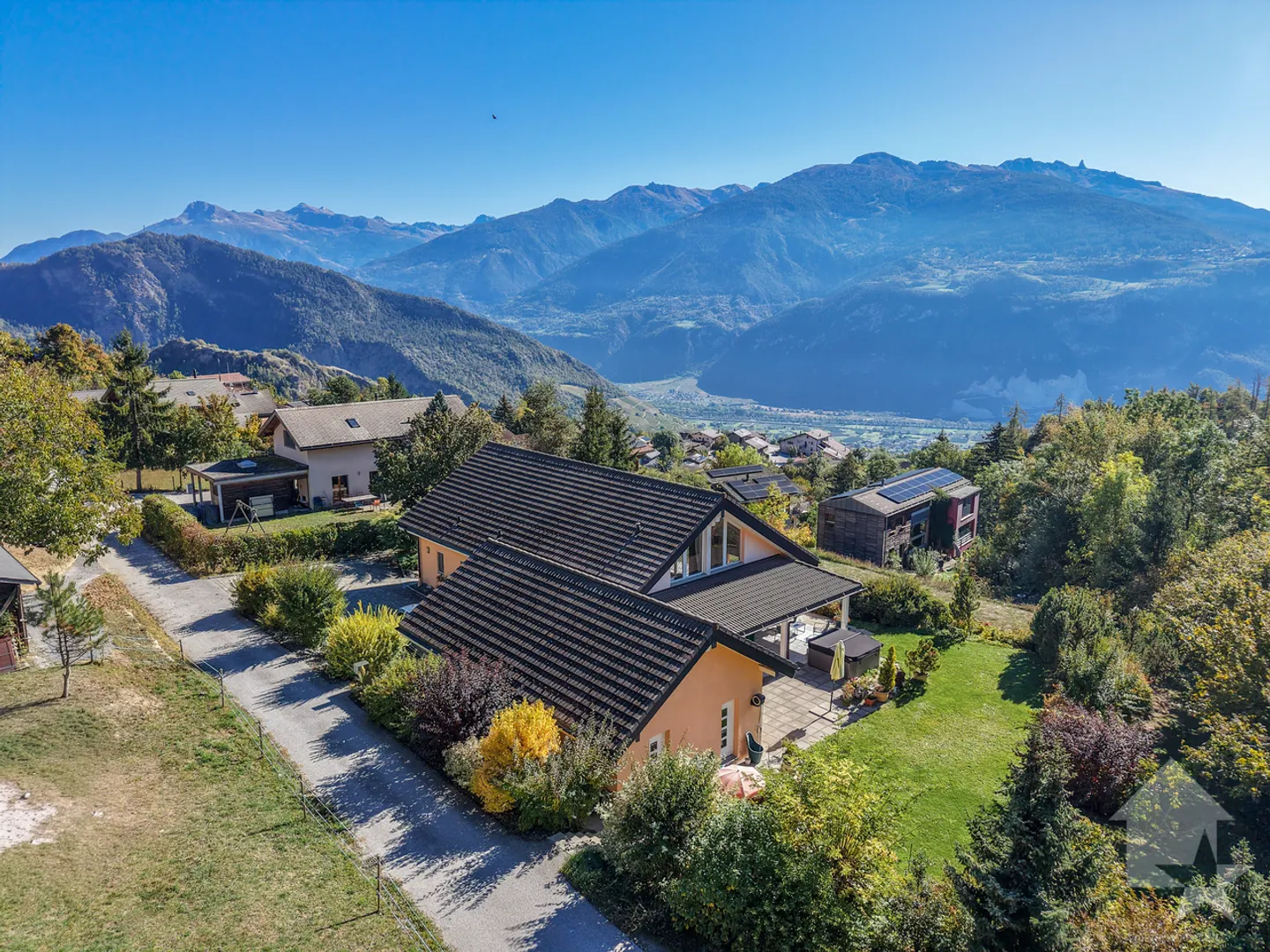 Splendida proprietà con villa di 7,5 stanze di 319 m2 abitabili - Foto 1 di 13