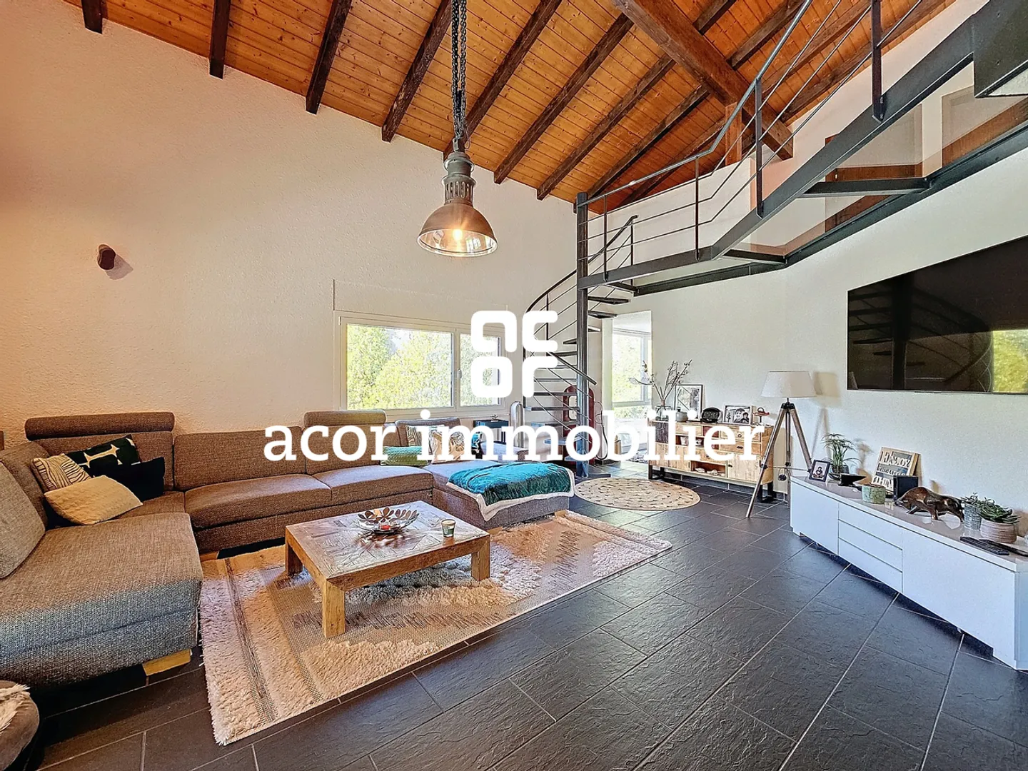 Unique property with house and mechanical workshop - Photo 3 of 8