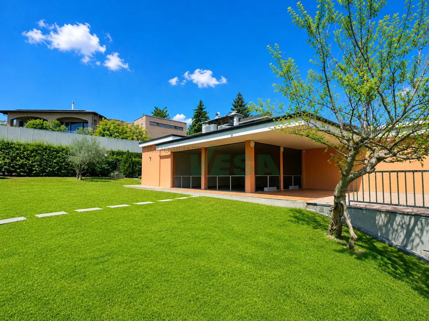 Spacious villa with swimming pool and panoramic views over the vineyards - Photo 5 of 13