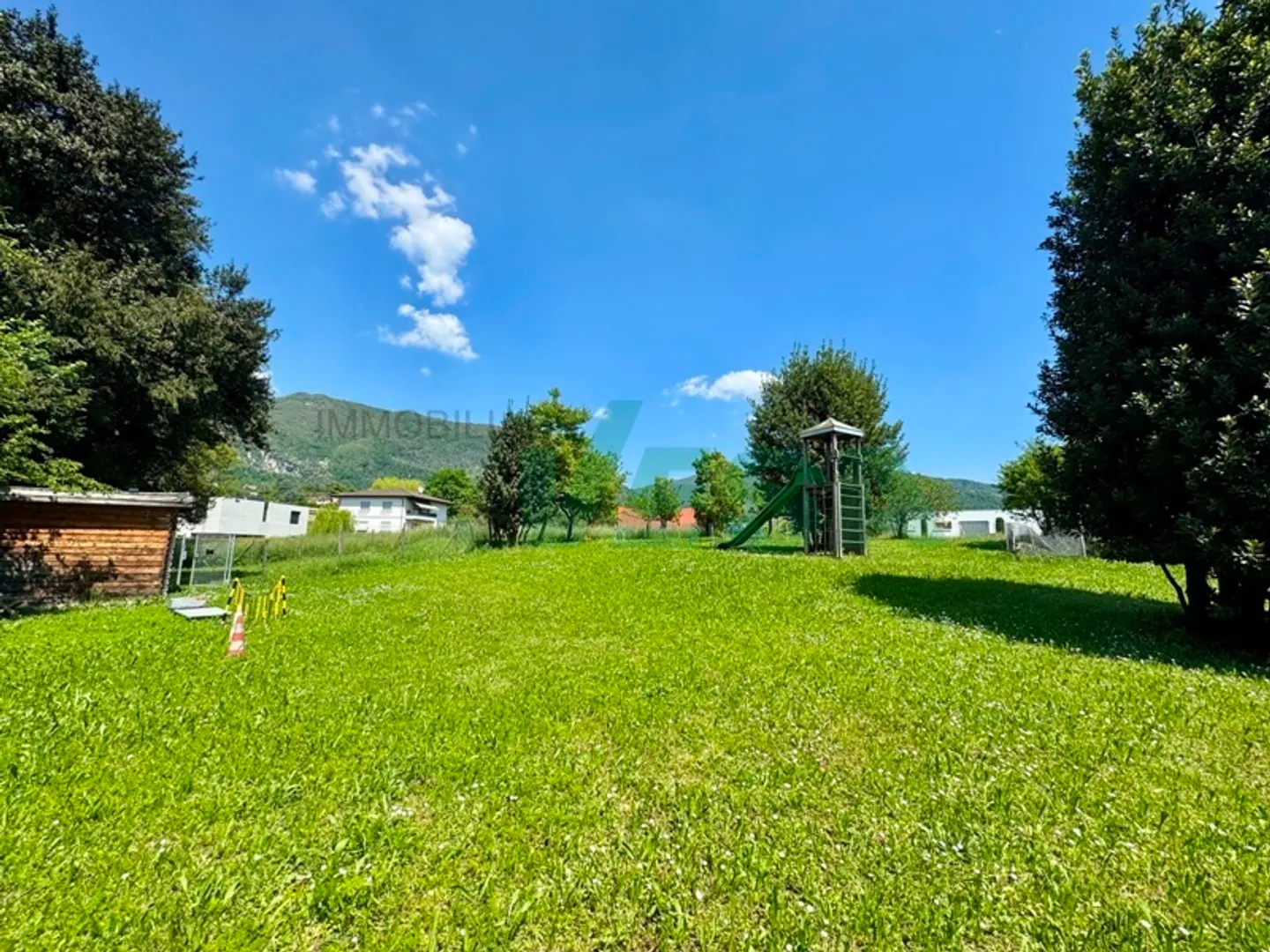 Terrain constructible plat splendide avec permis de construire - Photo 1 sur 5