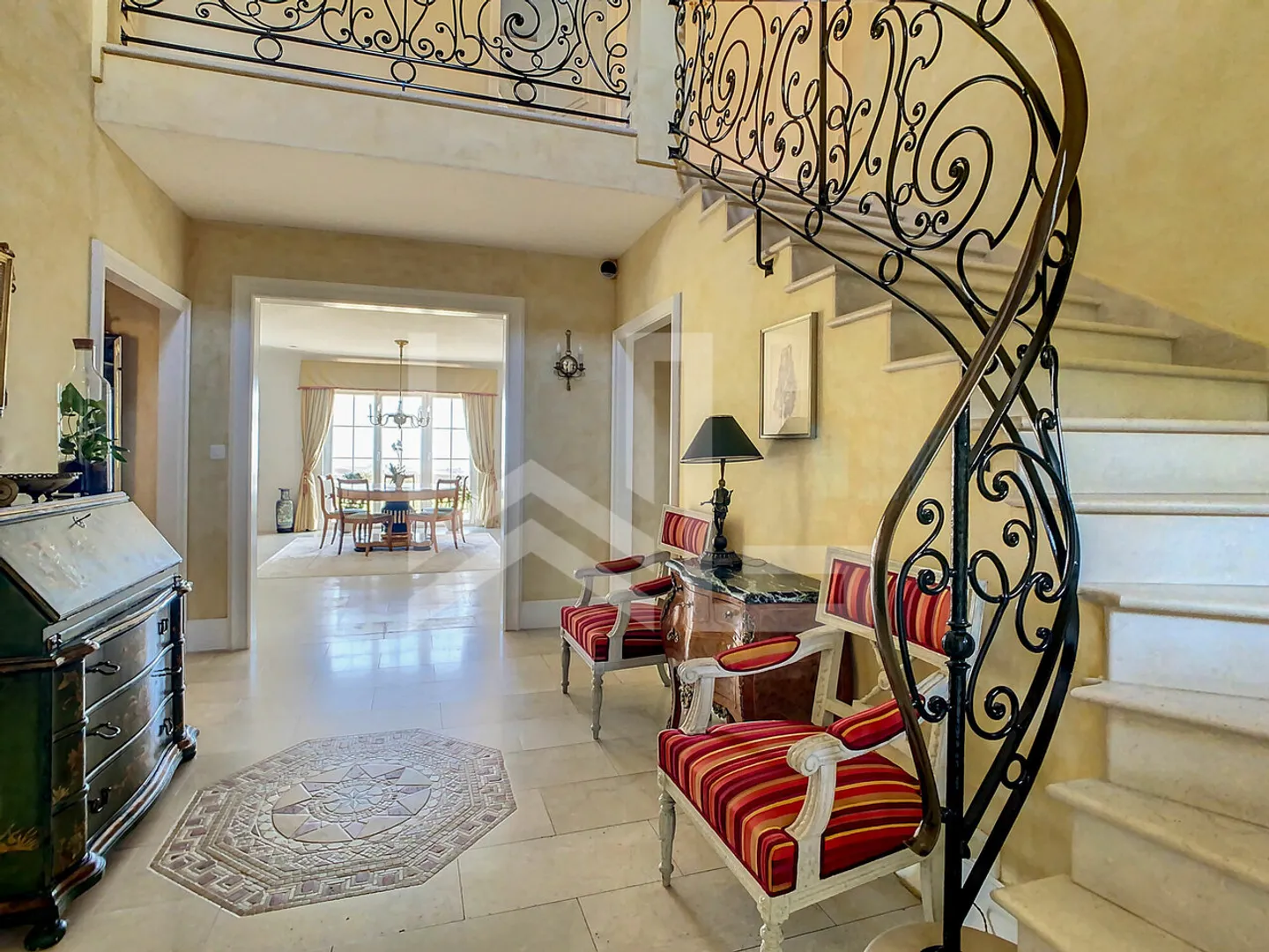 7 Bedrooms. Light. View. - Photo 4 of 13