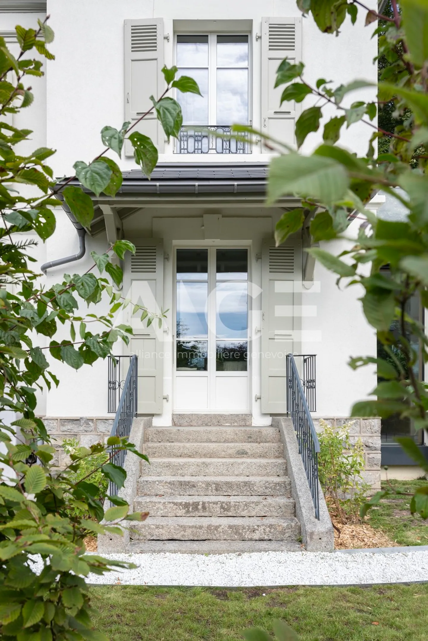 EXCLUSIVITY. Magnificent character villa fully renovated - Photo 1 of 10