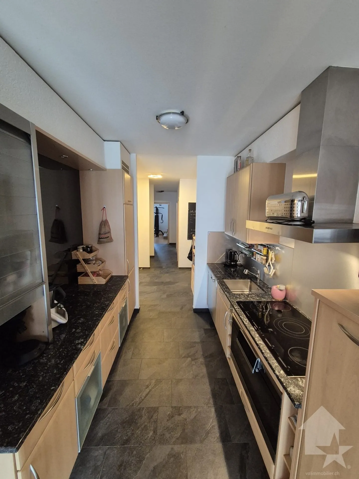 Beautiful 5.5 room apartment, spacious, renovated and including 2 indoor parking spaces! - Photo 7 of 13