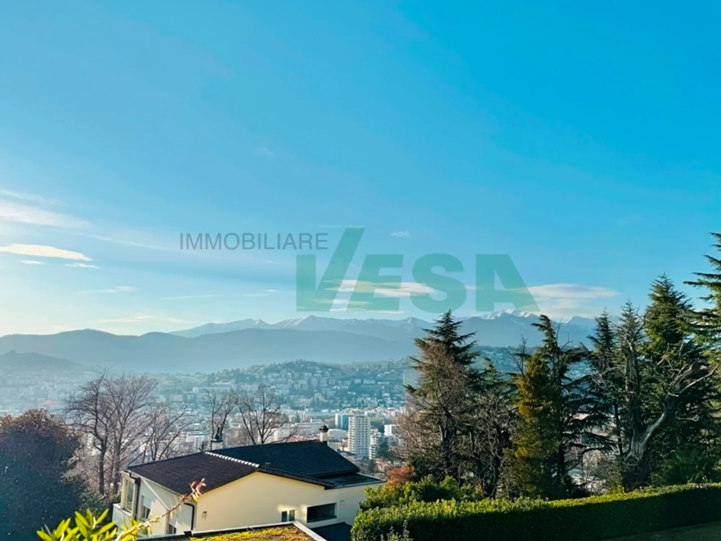 Elegant 5.5-room apartment with beautiful view and private garden - Photo 9 of 13