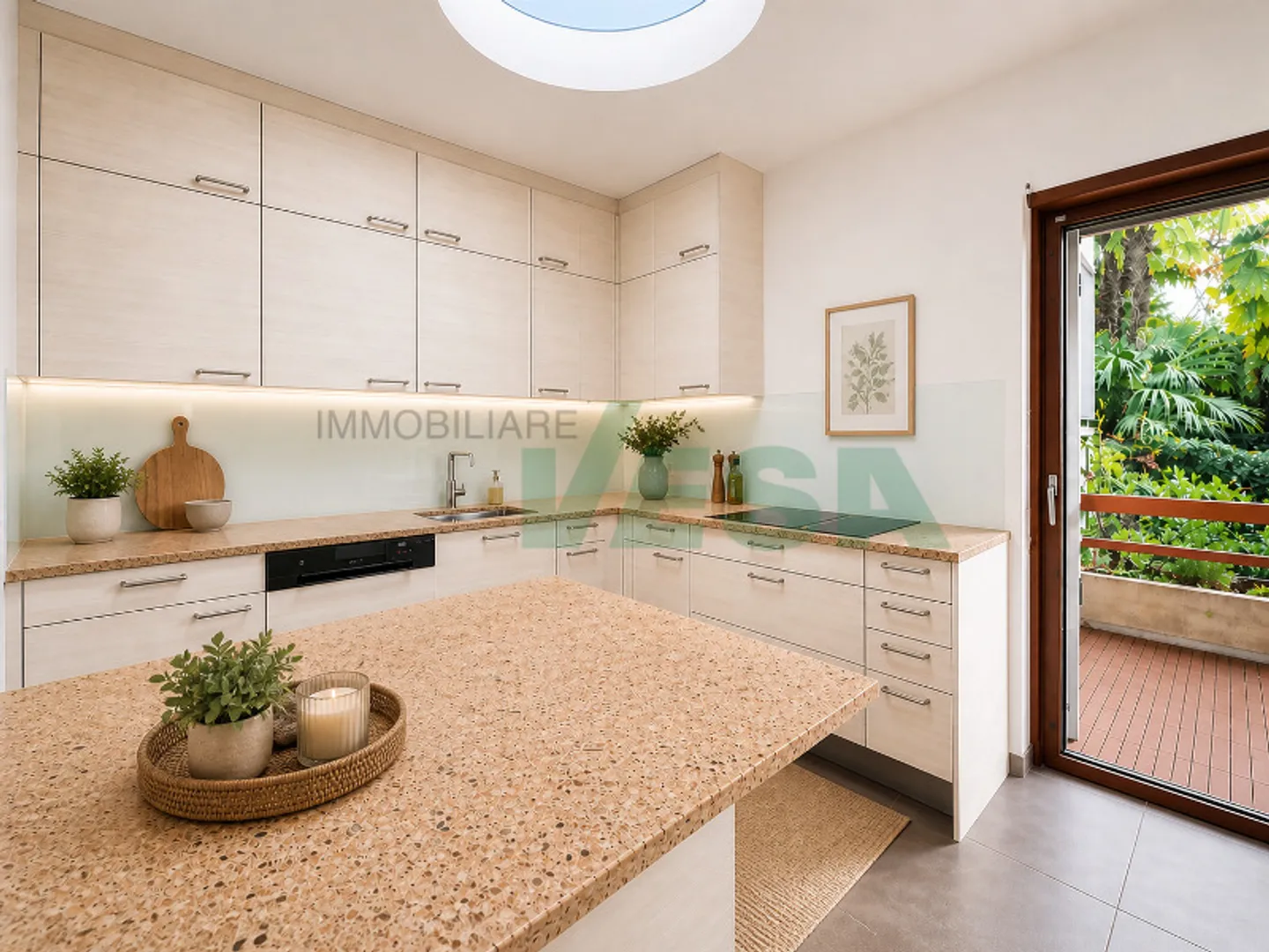 Elegante appartamento attico con giardino privato - Foto 12 di 13