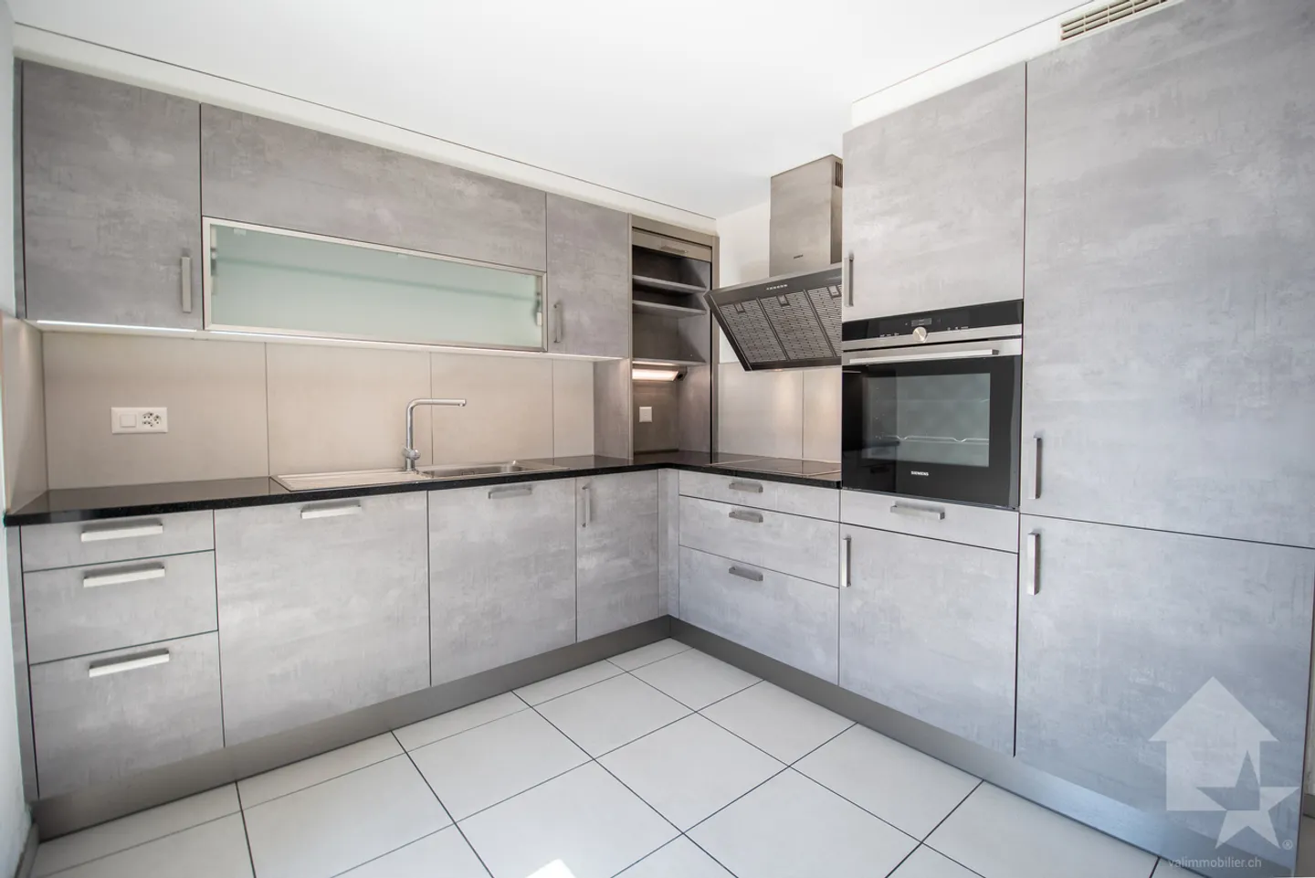 Spacious high-end duplex with 4.5 rooms in the center of Leytron - Photo 5 of 11