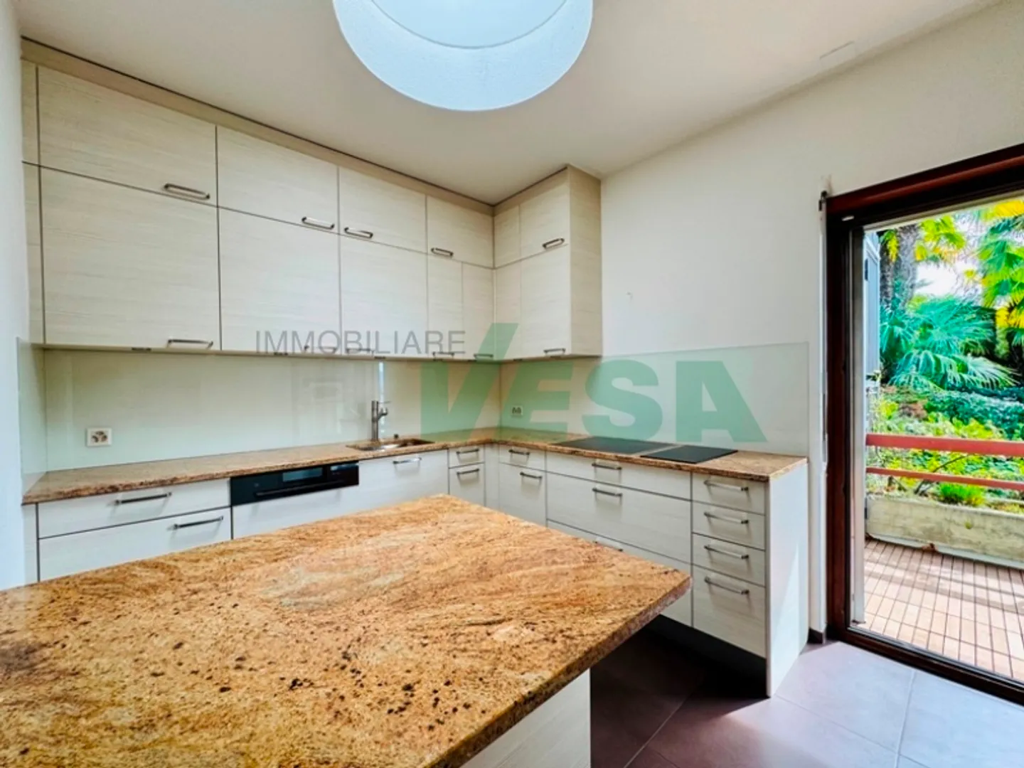 Elegant 5.5-room apartment with beautiful view and private garden - Photo 8 of 13