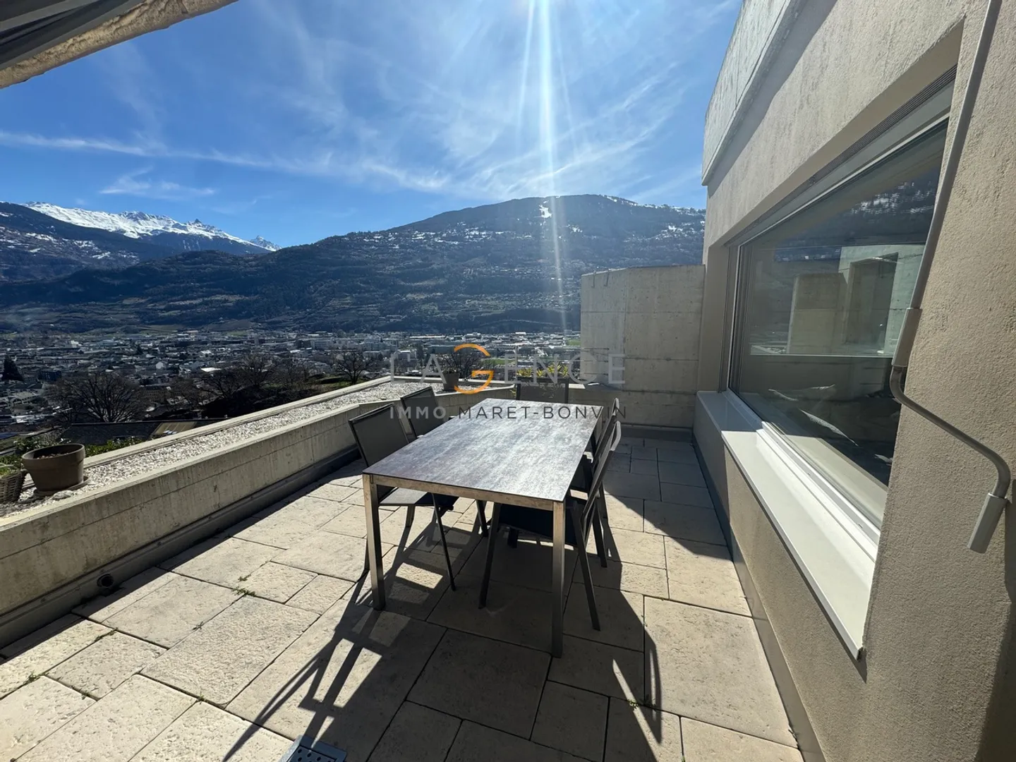 High-end adjoining house in a highly sought-after area - Photo 8 of 10