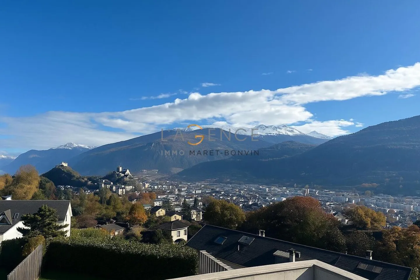 High-end adjoining house in a highly sought-after area - Photo 9 of 10