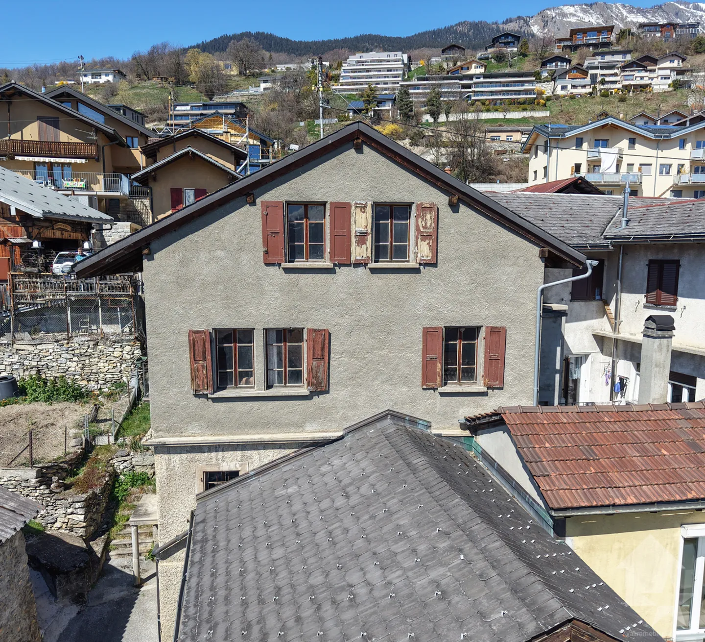Maison villageoise 4.5 pcs à rénover + grange + garage, calme, vue, etc. - Photo 3 sur 13