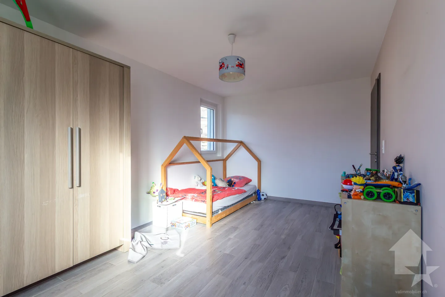 Villa moderne de 6 pièces contiguë avec de beaux espaces extérieurs - Foto 12 von 13