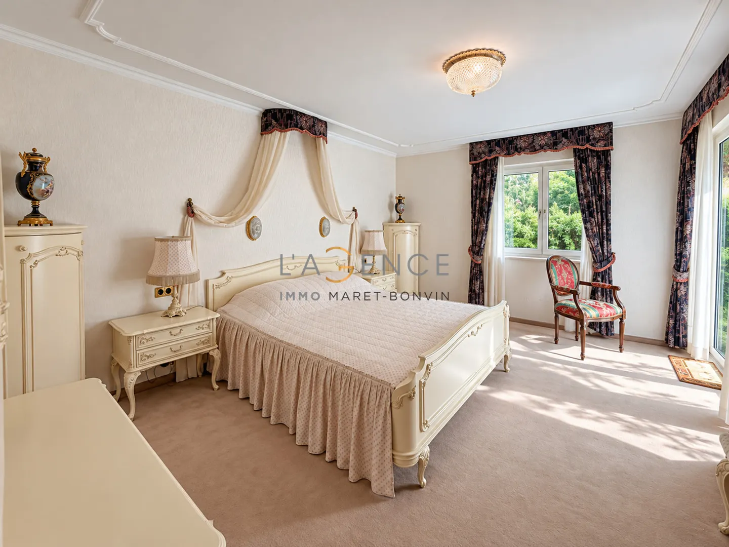L'eleganza di un grande chalet privato di fronte alle Alpi - Foto 8 di 13