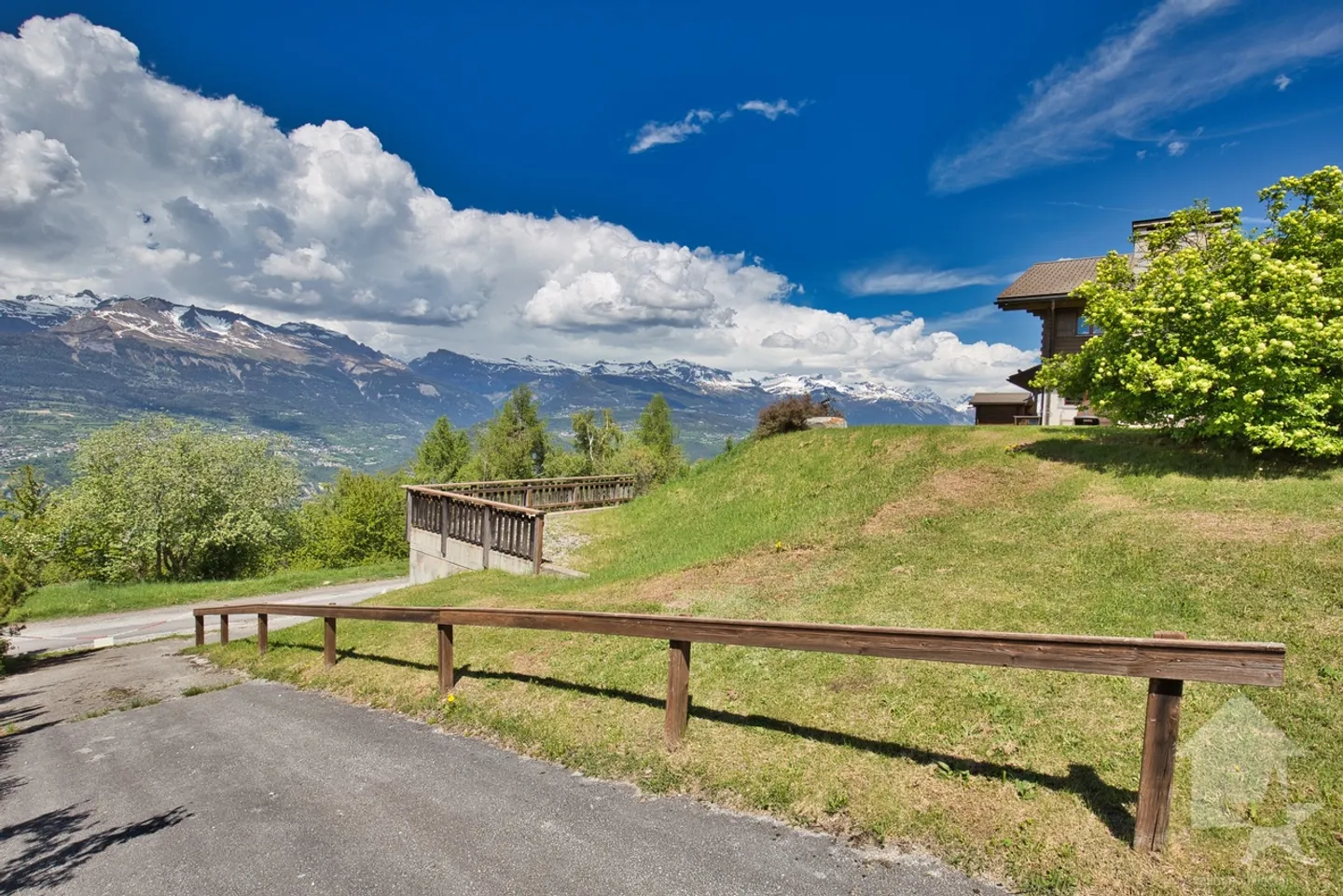 Chalet mit 2 Wohnungen auf einem großen Grundstück, außergewöhnliche Lage! - Foto 9 von 13