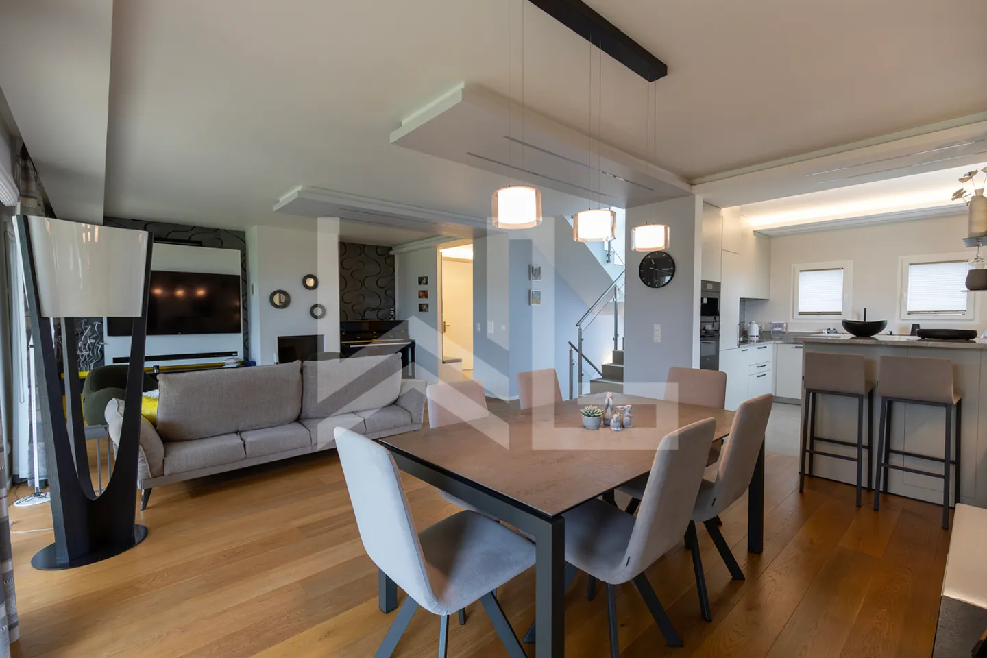 Modern villa in a quiet neighborhood - Photo 4 of 13