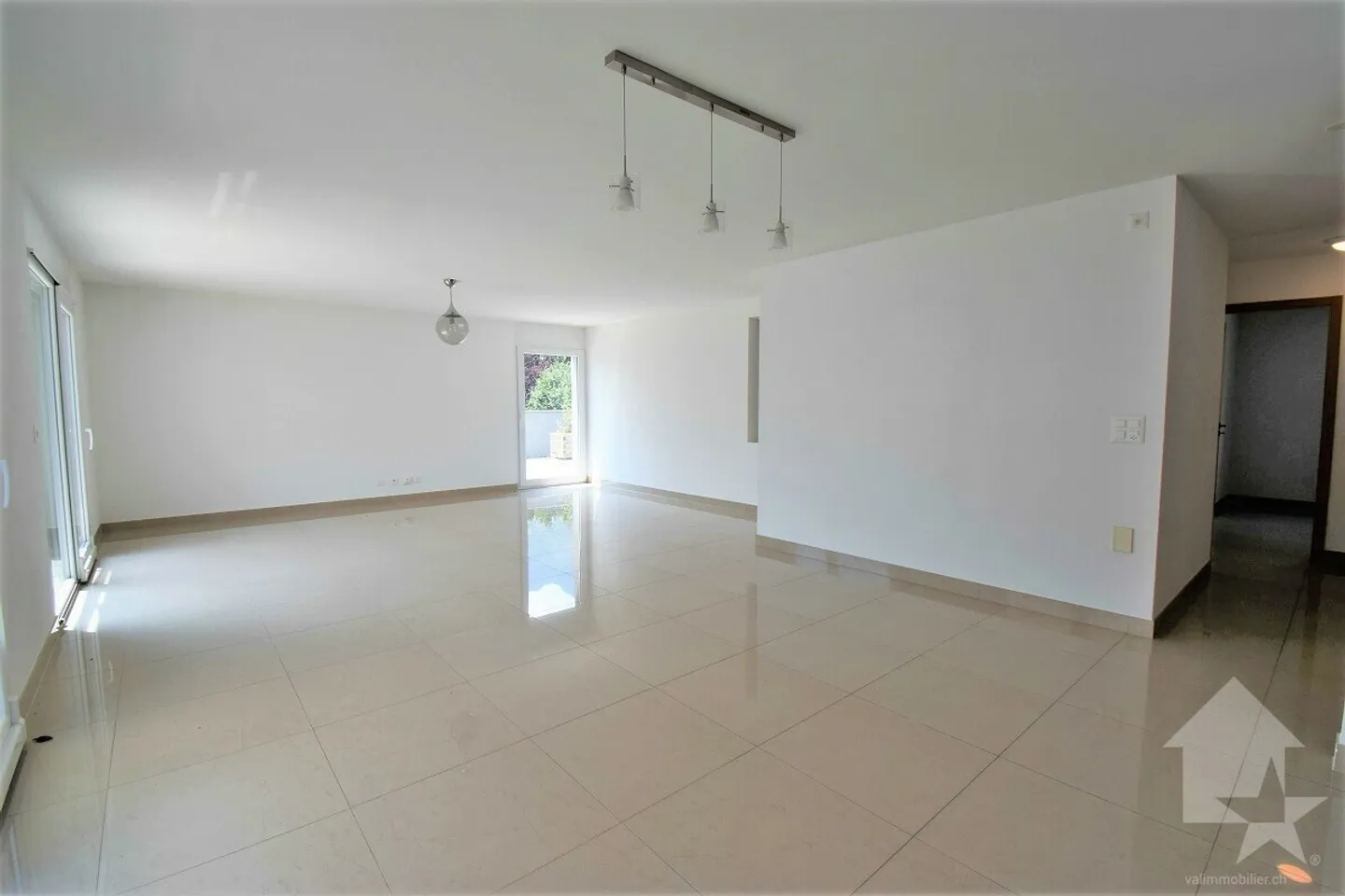 Attique de 4.5 pièces avec une grande terrasse et 3 places de parcs - Foto 5 von 13