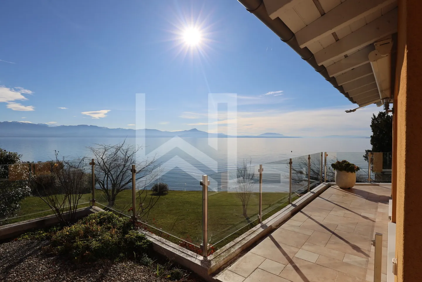 Waterfront Villa - Cozy and Bright - Photo 5 of 7