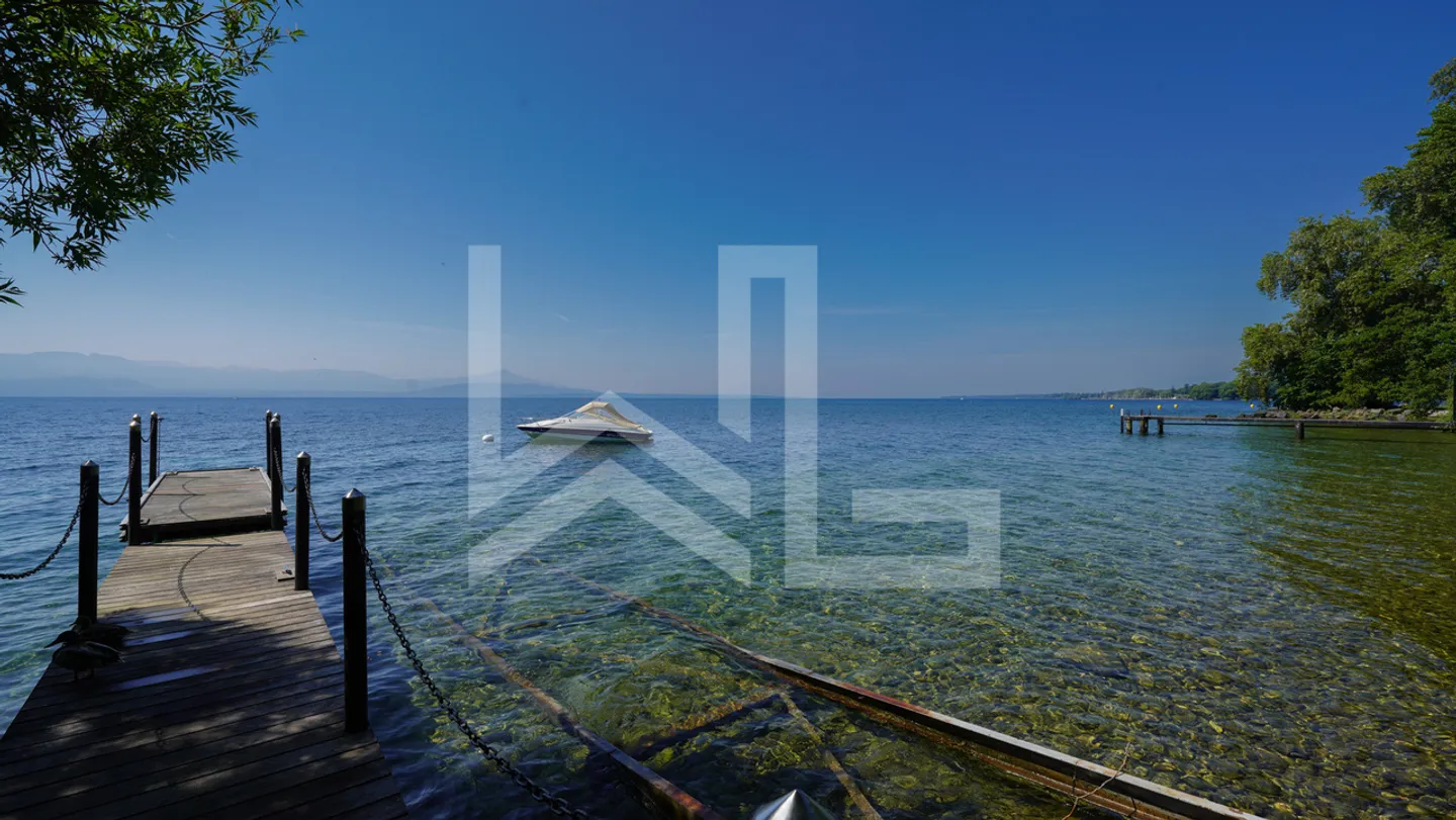 Elegant discreet property by the lake - Photo 9 of 10