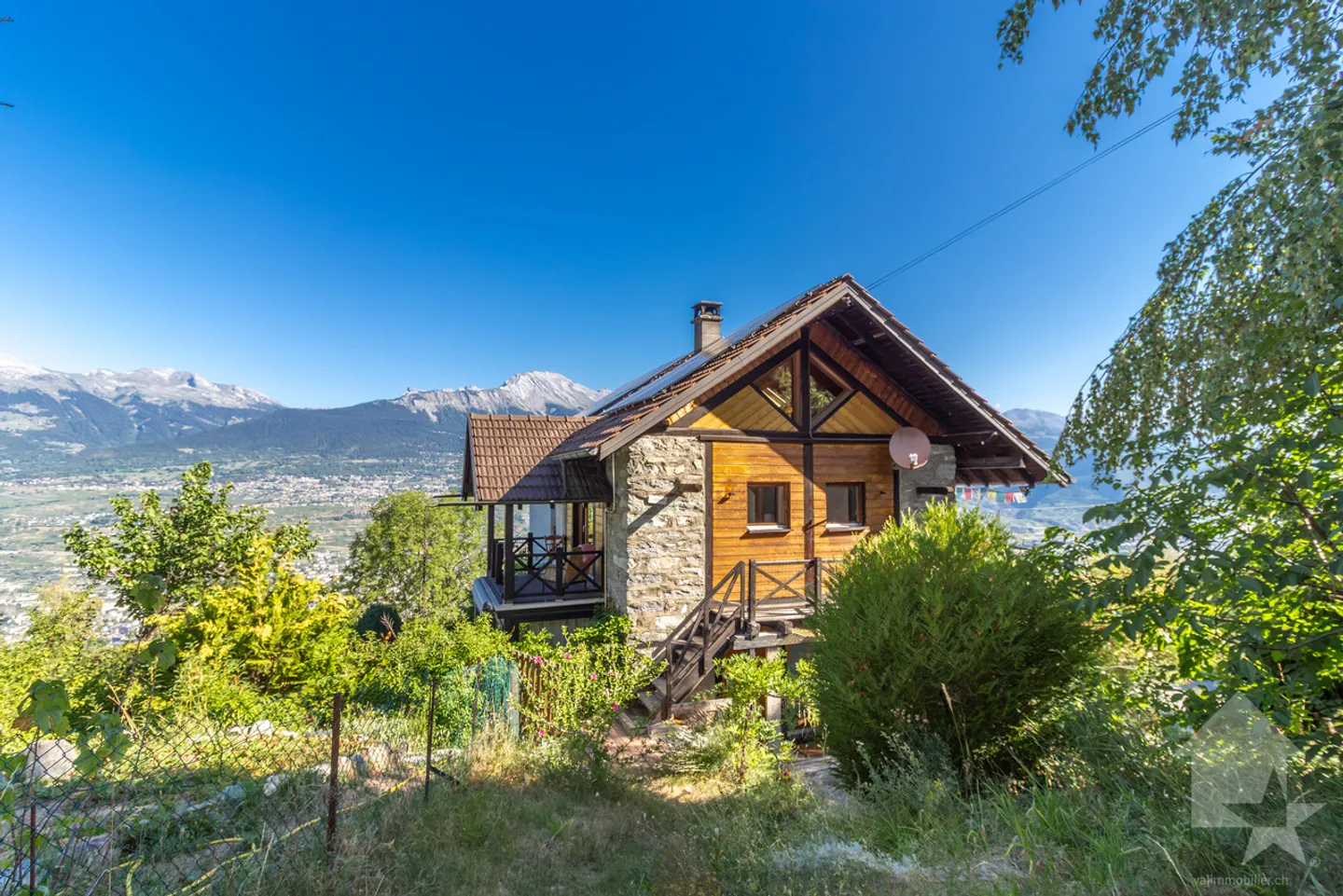 Charaktervolles Chalet mit zwei Wohnungen, idealer Lage und Aussicht - Foto 2 von 13