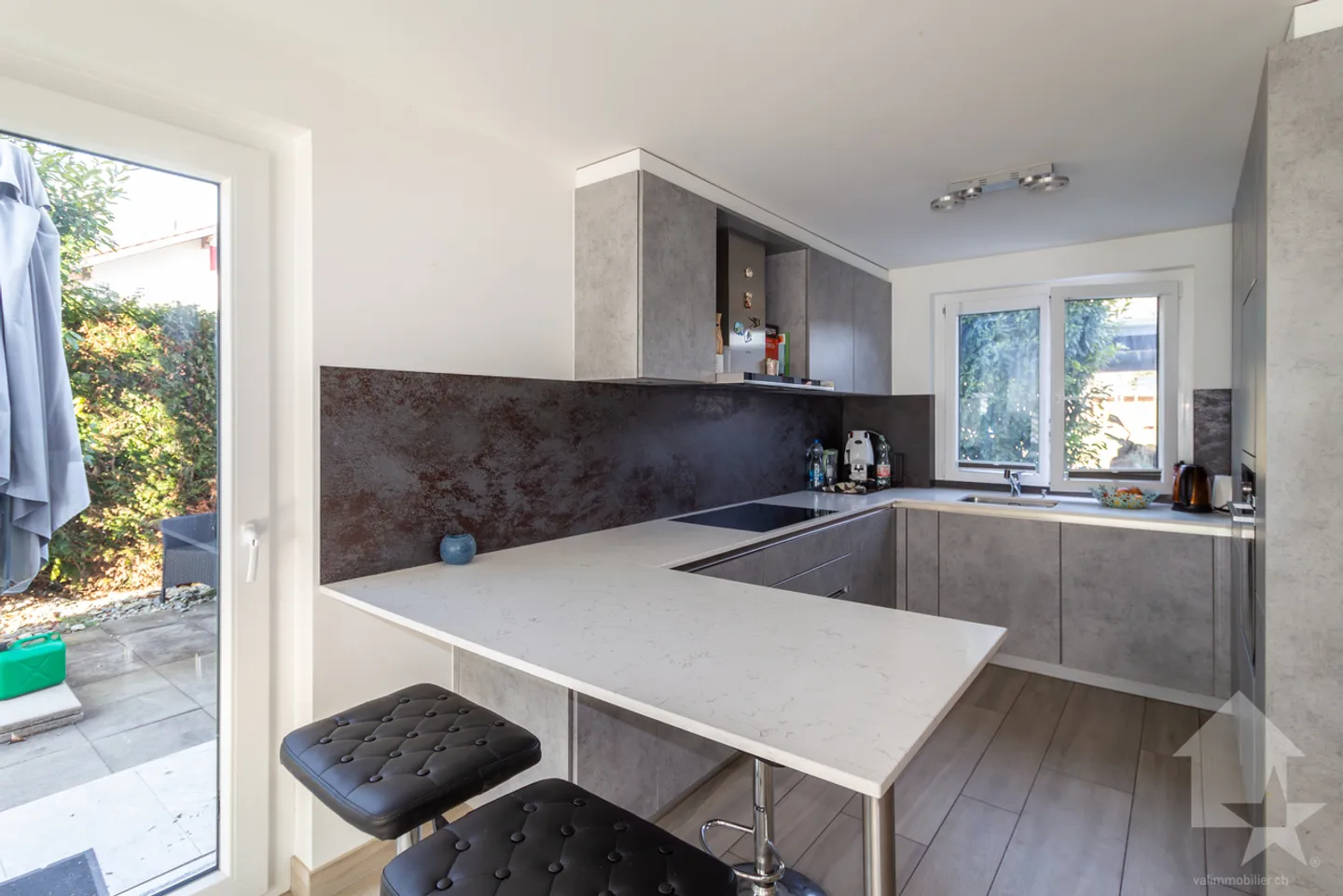 Villa moderne de 6 pièces contiguë avec de beaux espaces extérieurs - Foto 9 von 13