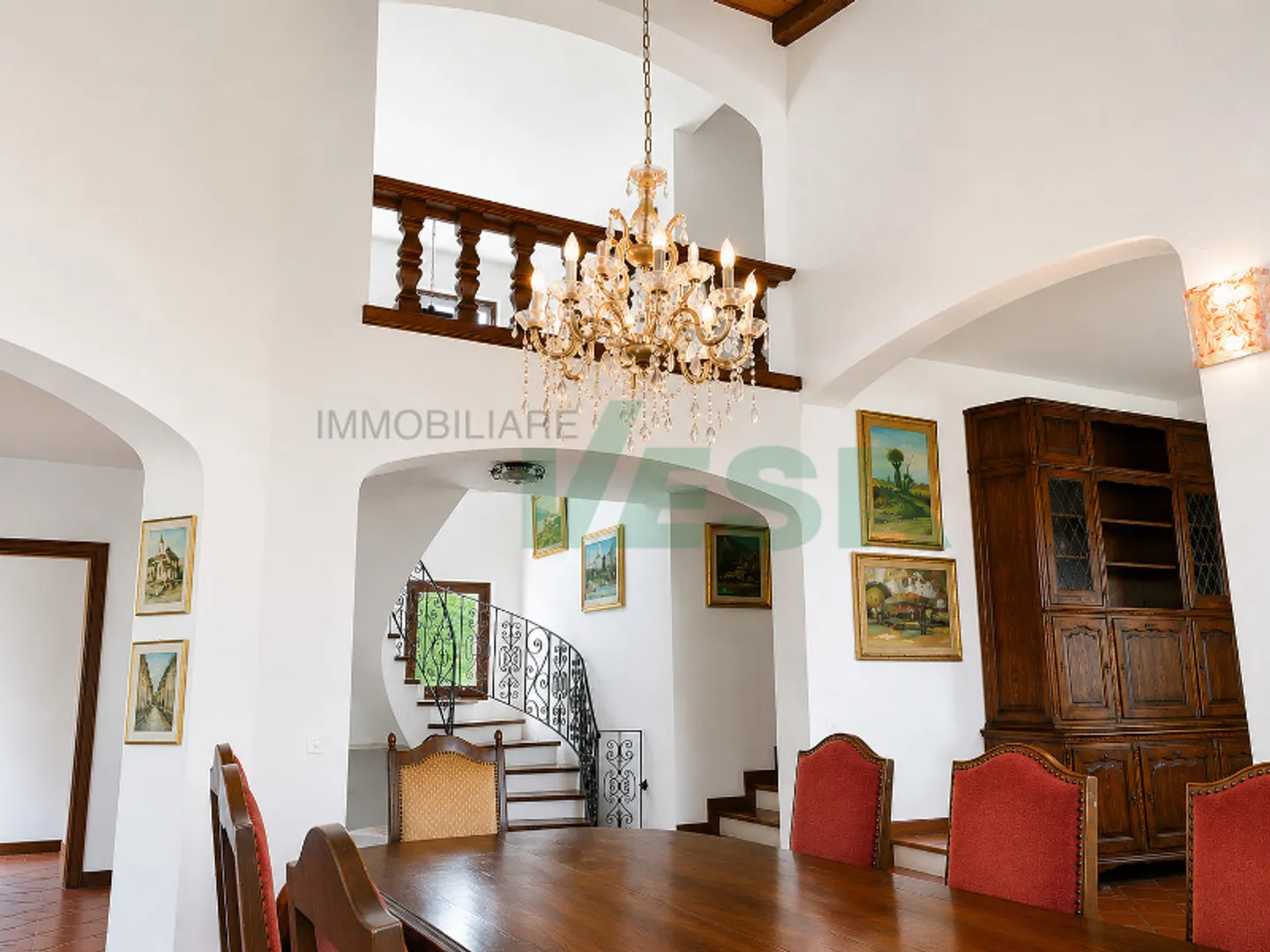 Elegante e spaziosa villa in stile mediterraneo con grande terreno - Photo 6 of 13
