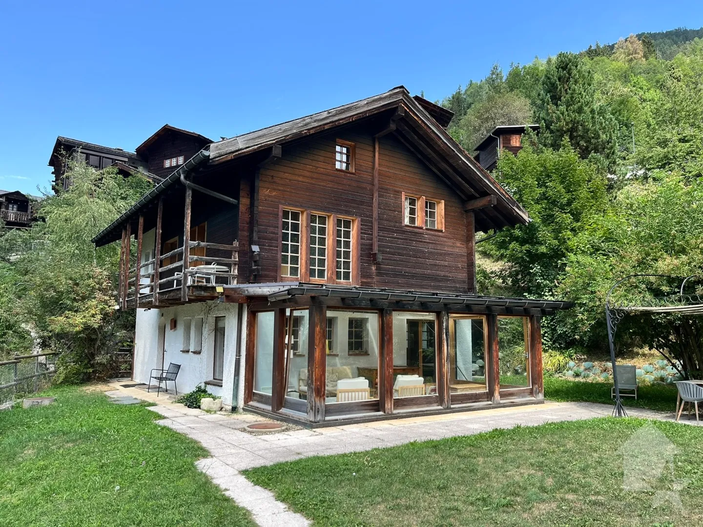 Spazioso chalet di carattere con bella veranda e magnifico giardino - Foto 2 di 13