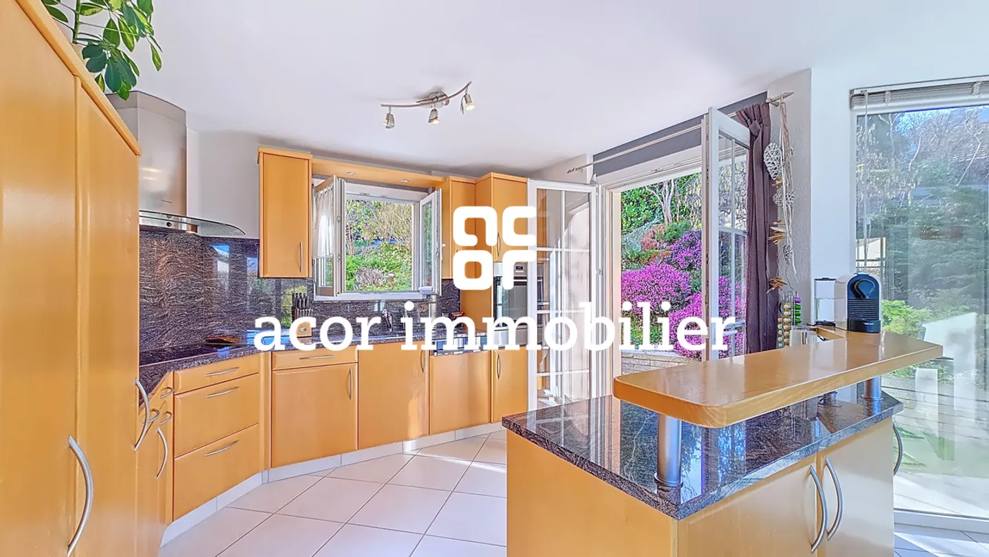 Villa con volumi spettacolari di fronte alle Alpi - Foto 5 di 12