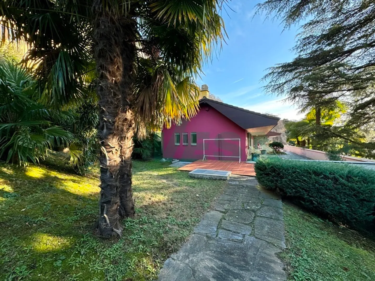 Accogliente villa tutta su un piano con grande bel giardino e piscina - Foto 9 von 13