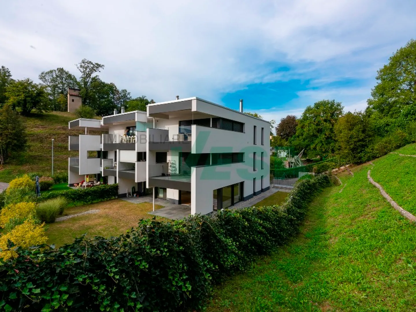 Appartement moderne 4,5 pièces avec belle terrasse et jardin privé - Photo 2 sur 13