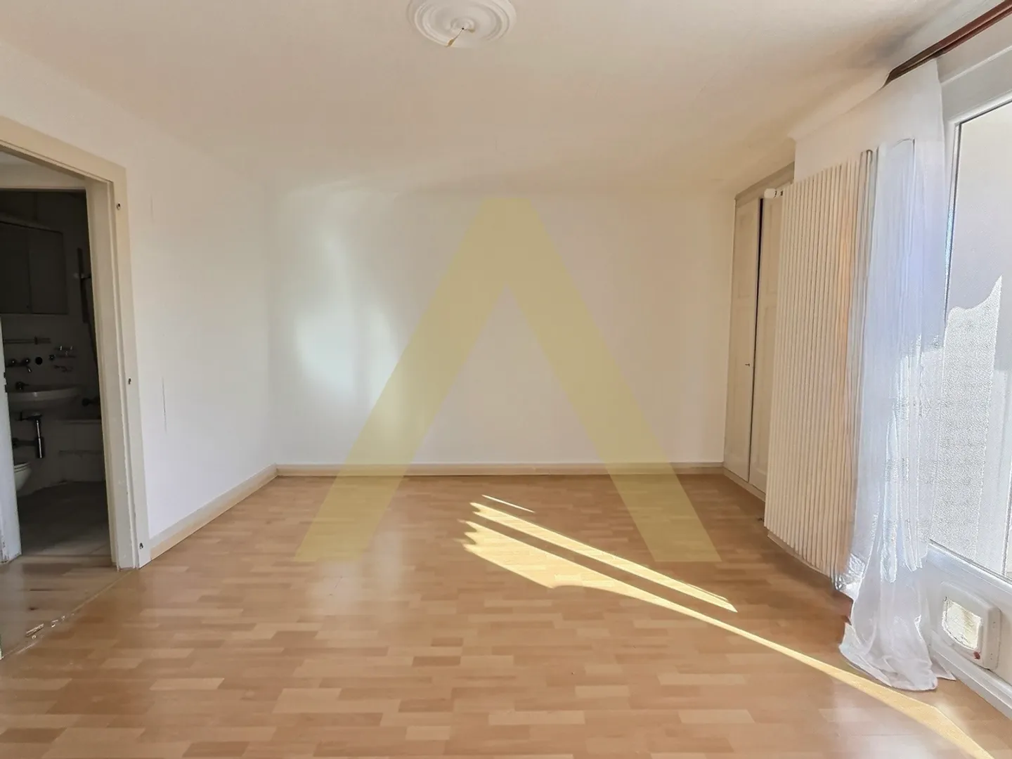 Welcoming duplex with lake view - Photo 3 of 12