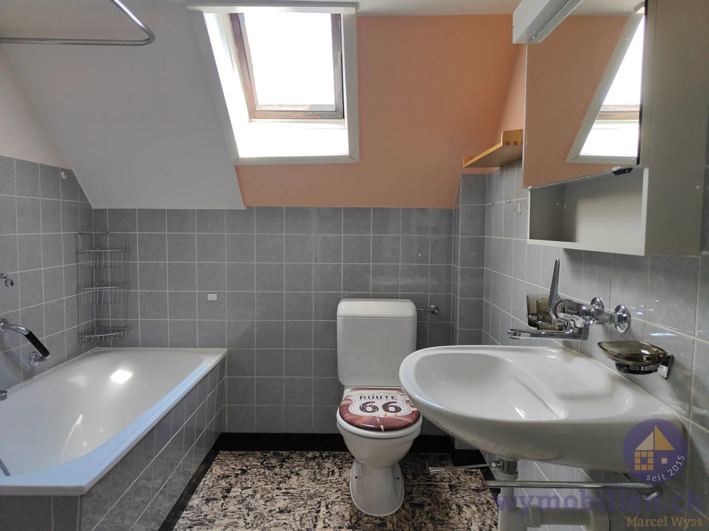 Geräumige Dachwohnung, zentrale Lage - Foto 12 von 13
