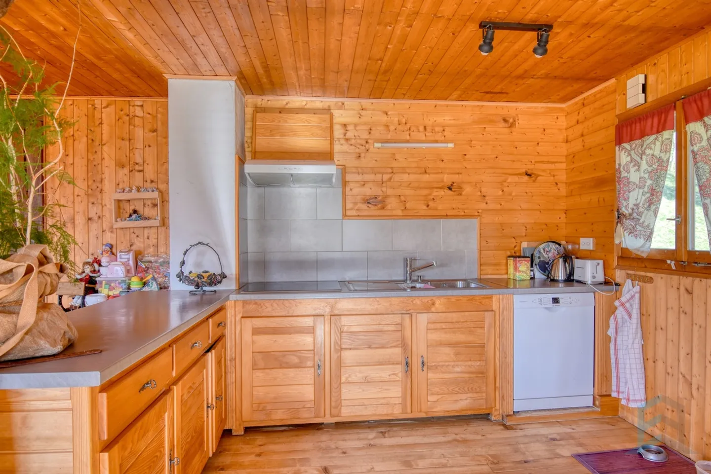 ESCLUSIVO Chalet indipendente affascinante di 3 ½ locali esposto a sud - Foto 4 di 13