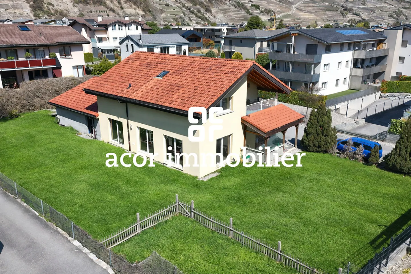 Spacious family villa with large garden and great potential - Photo 1 of 5