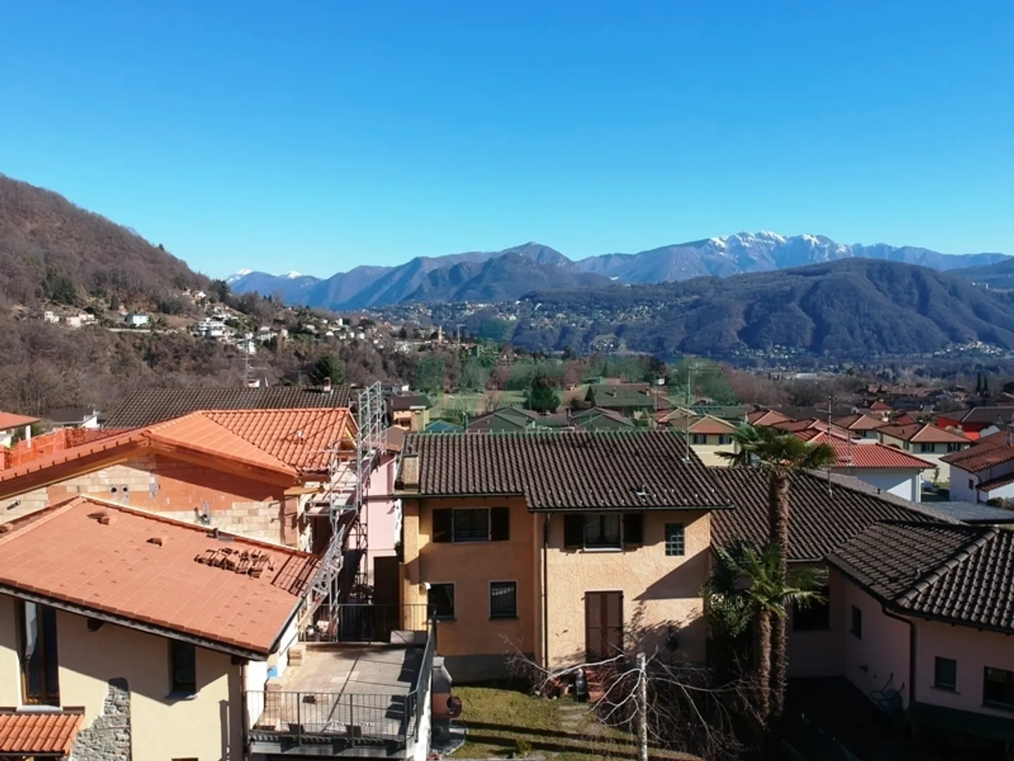 Bel terreno edificabile di 751 m2 ben soleggiato e con vista lago - Foto 2 di 5