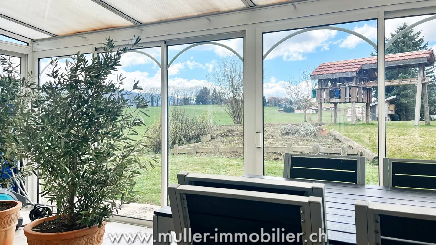 Large villa with 3 independent apartments and commercial display - Photo 13 of 13