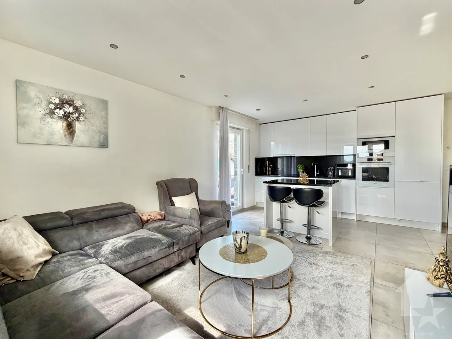 Renovated 3.5-room apartment with parking space - Photo 2 of 13
