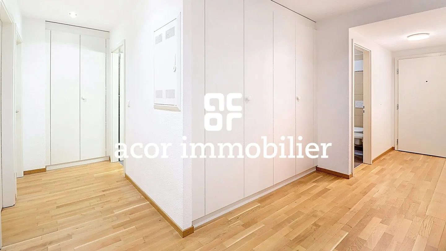 Spacious Apartment with Lake View - Photo 4 of 5