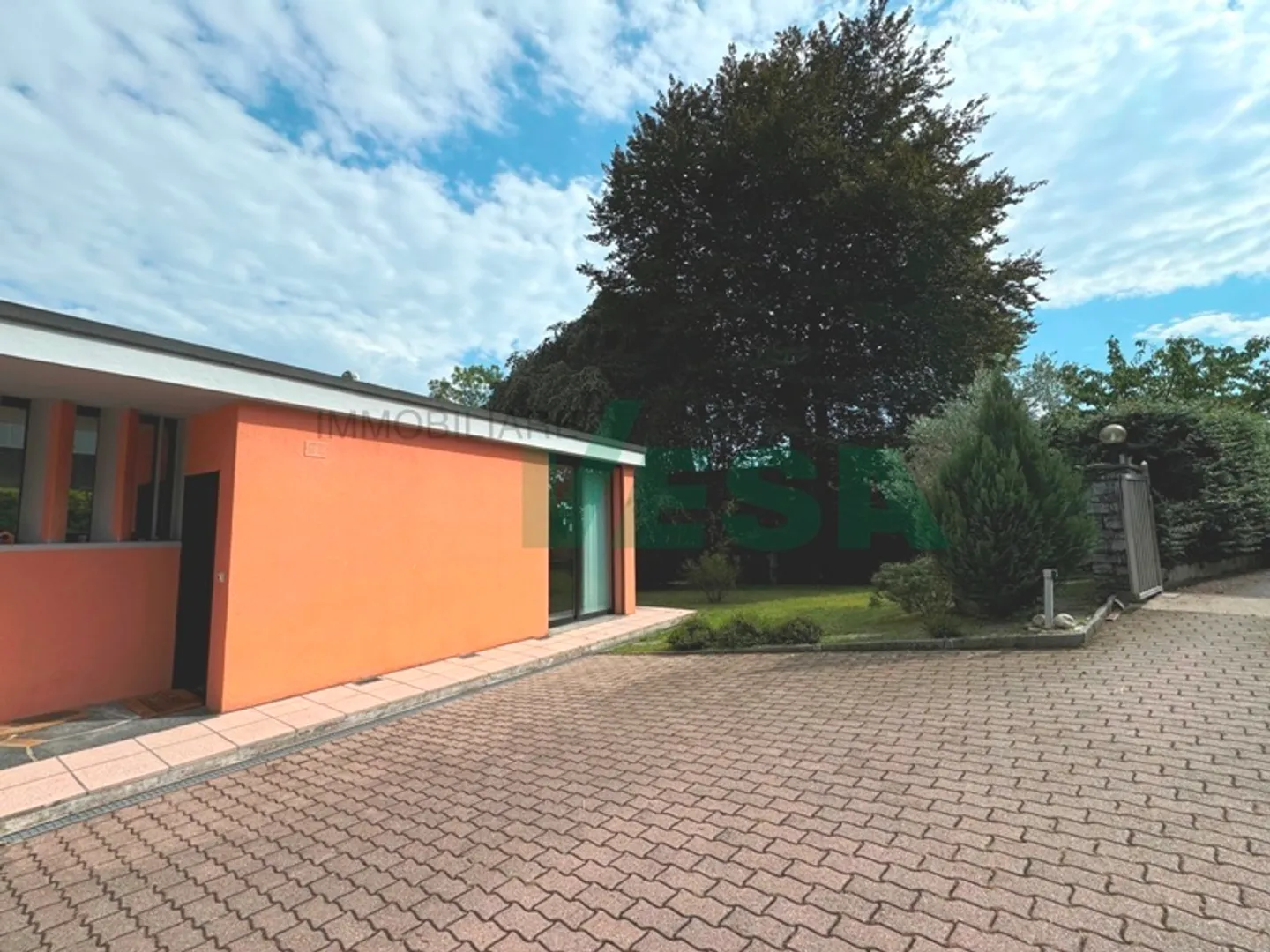 Spacious villa with swimming pool and panoramic views over the vineyards - Photo 9 of 11