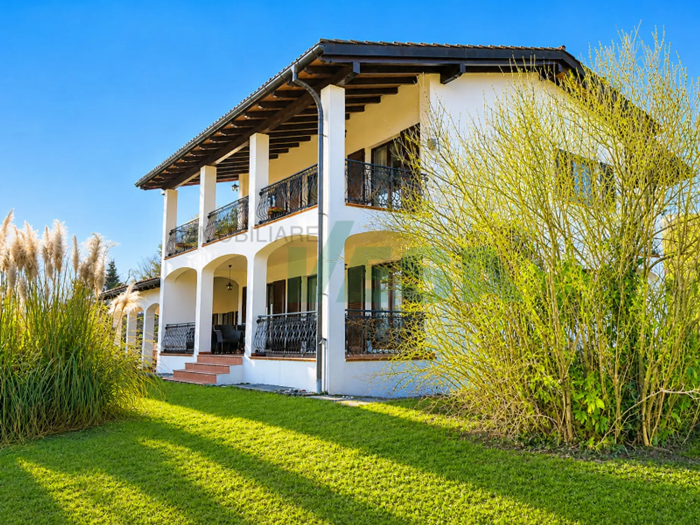 Elegante e spaziosa villa in stile mediterraneo con grande terreno - Photo 9 of 13