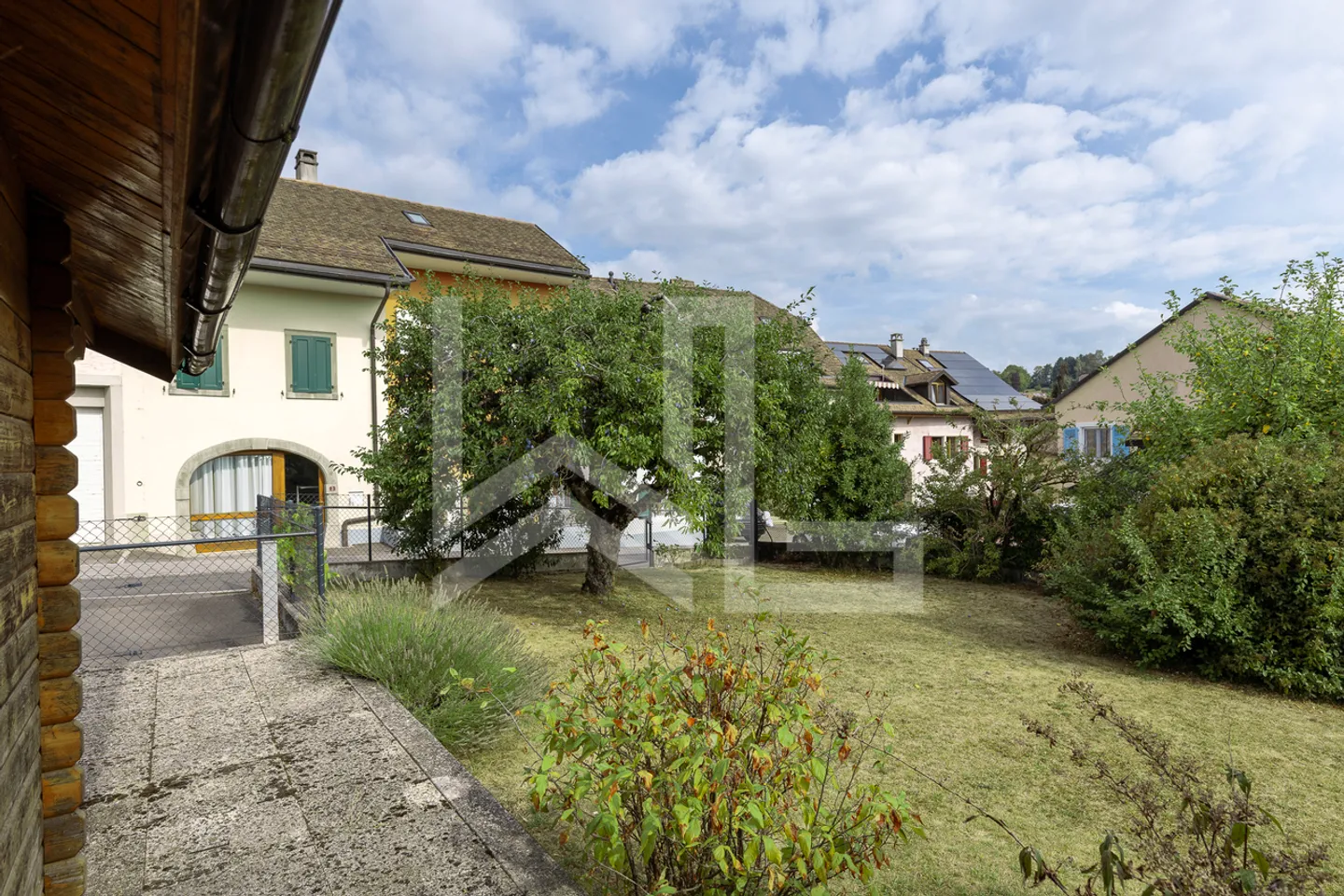AUTHENTIQUE MAISON DE VILLAGE AVEC JARDIN - Photo 2 sur 5