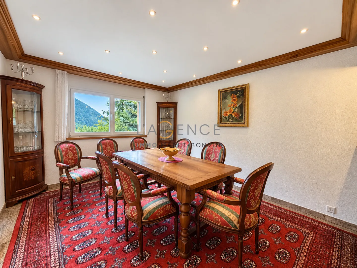 L'eleganza di un grande chalet privato di fronte alle Alpi - Foto 3 di 13