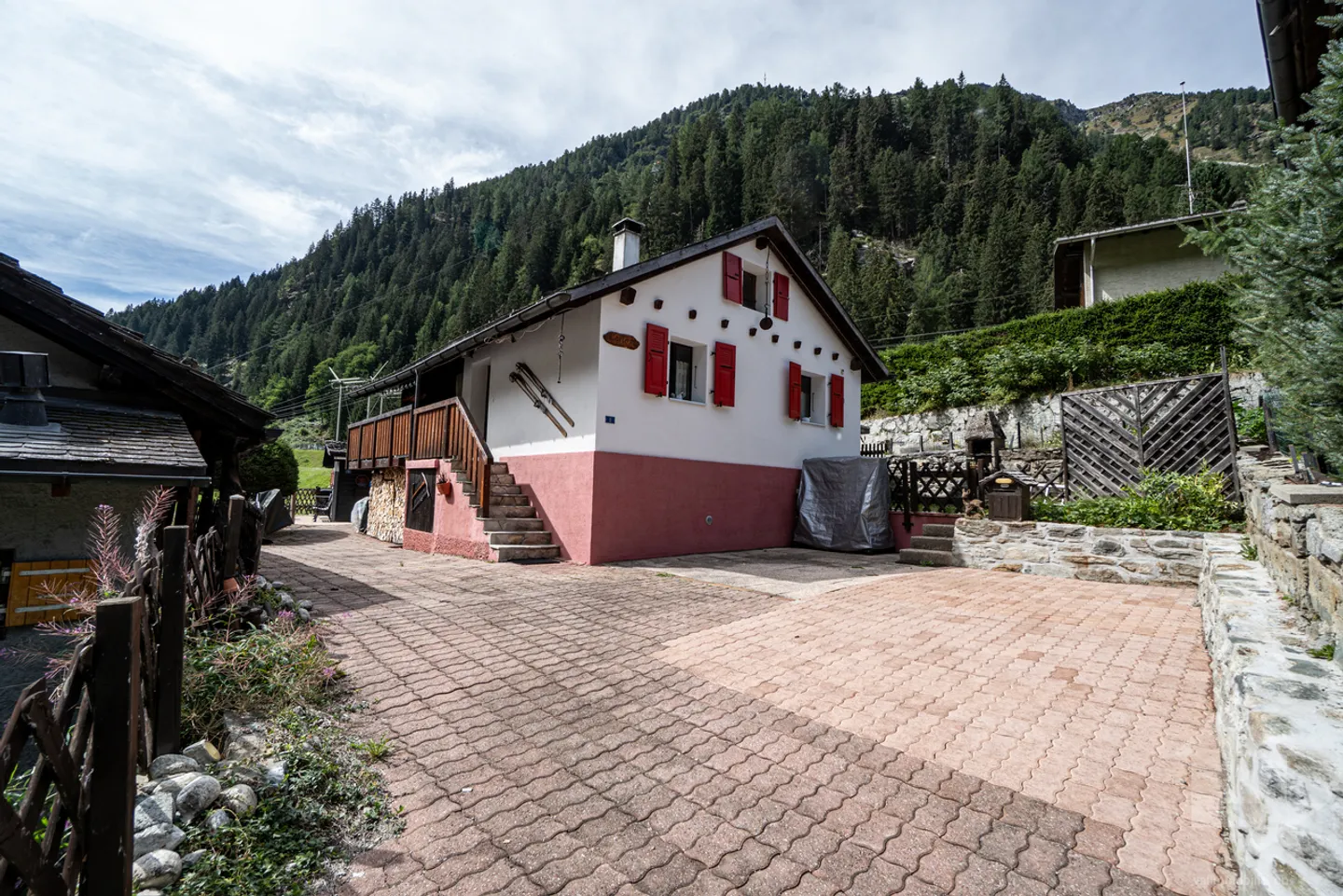 Chalet séduisant avec deux appartements - Photo 1 sur 13