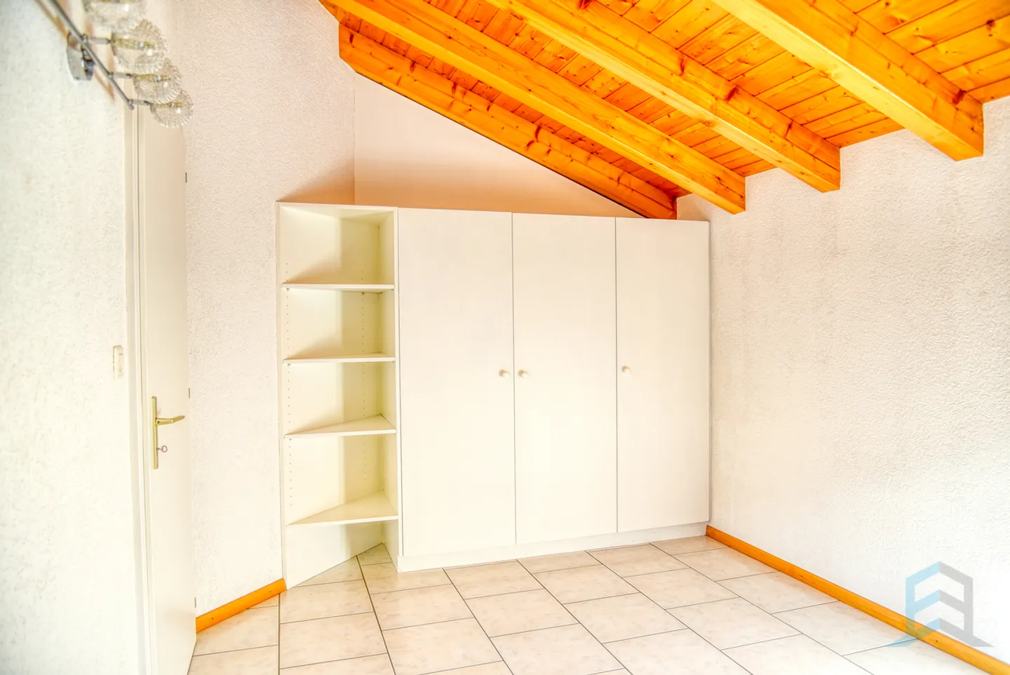 ESCLUSIVA Spaziosa villa indipendente di 5 ½ locali con giardino - Foto 9 di 13