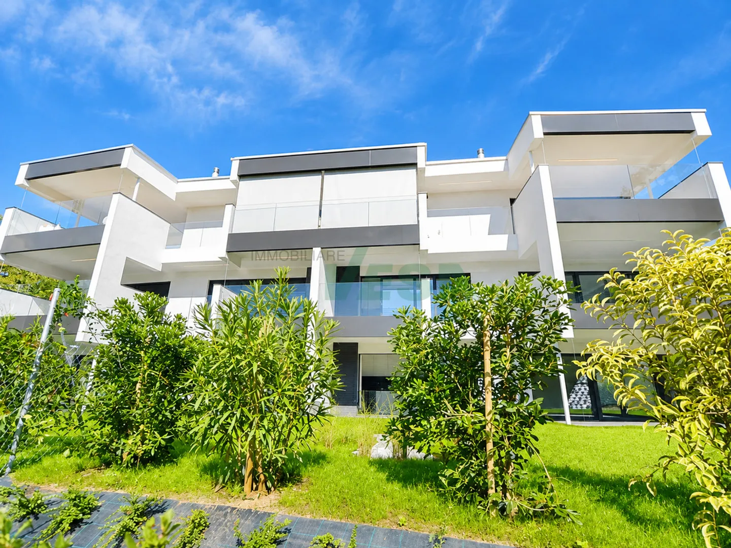 Modernes 4,5-Zimmer-Apartment mit schöner Terrasse und privatem Garten - Foto 2 von 11