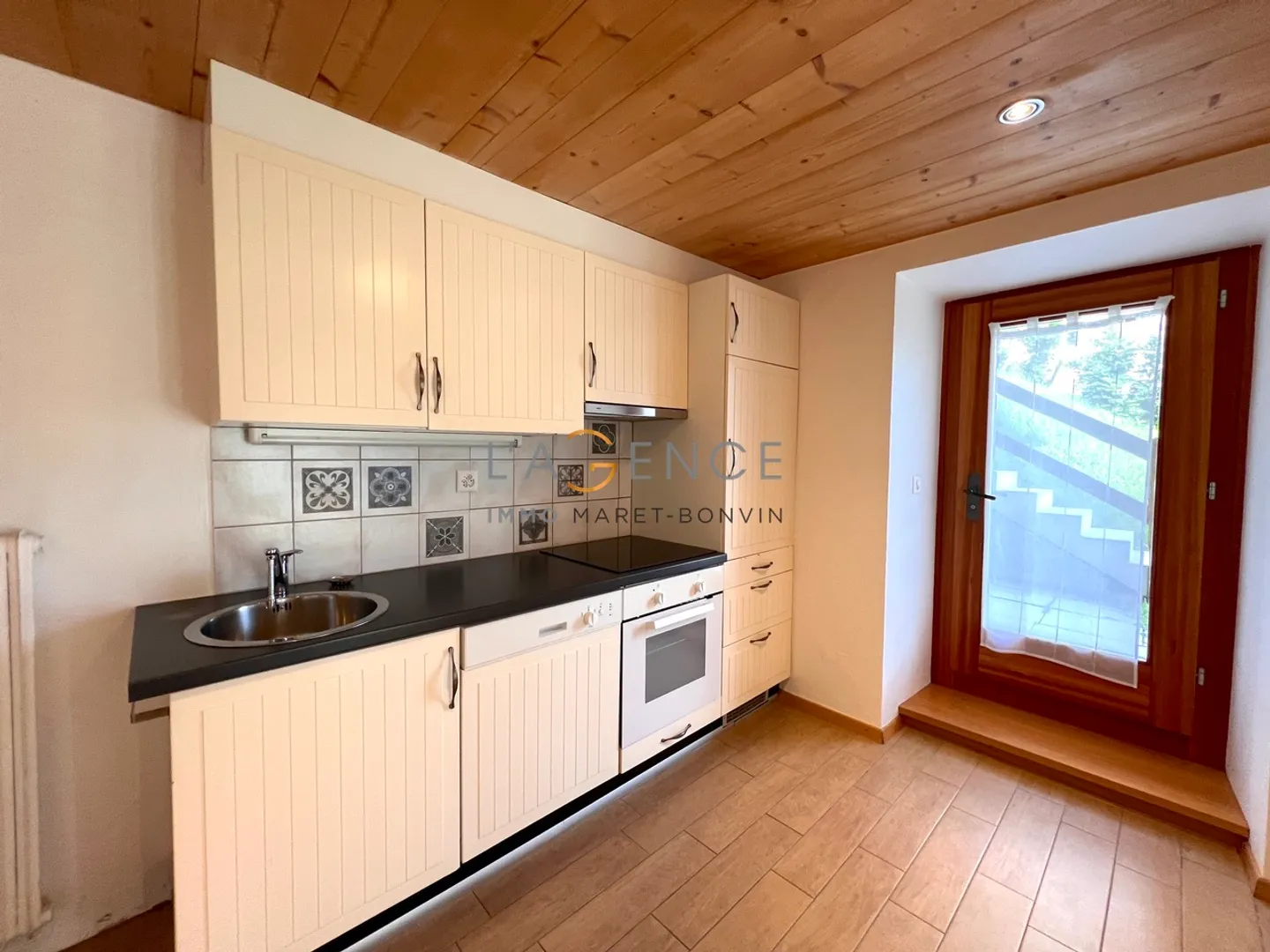 2,5-ZIMMER-WOHNUNG MIT TERRASSE - SEKUNDÄRWOHNUNG OK - Foto 2 von 8