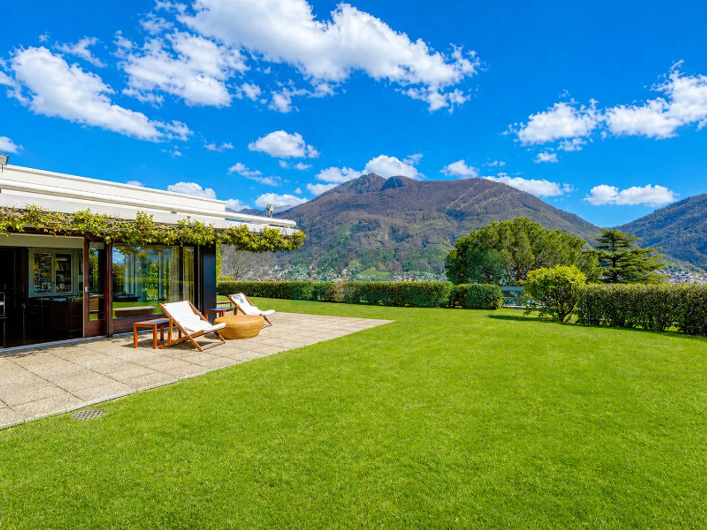 Stunning penthouse with fantastic lake view and beautiful garden - Photo 3 of 11