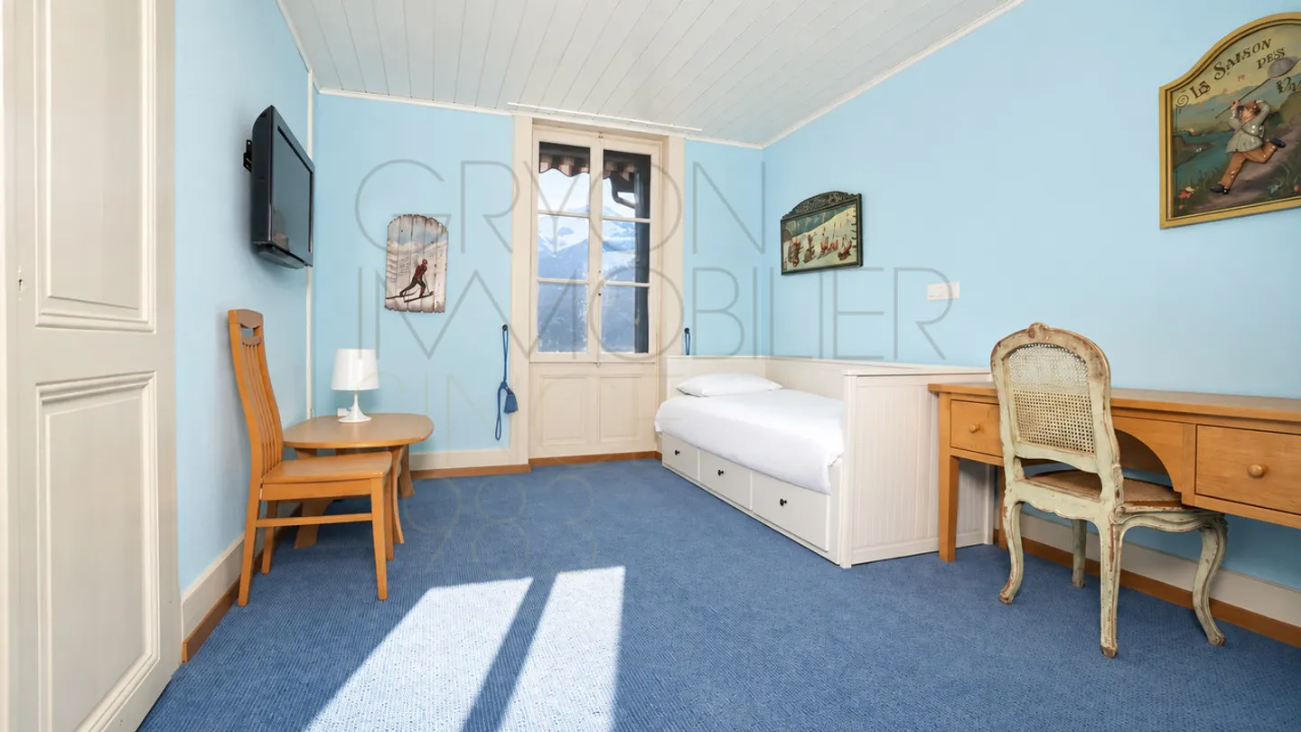 Appartement lumineux dans hôtel historique - Photo 8 sur 13