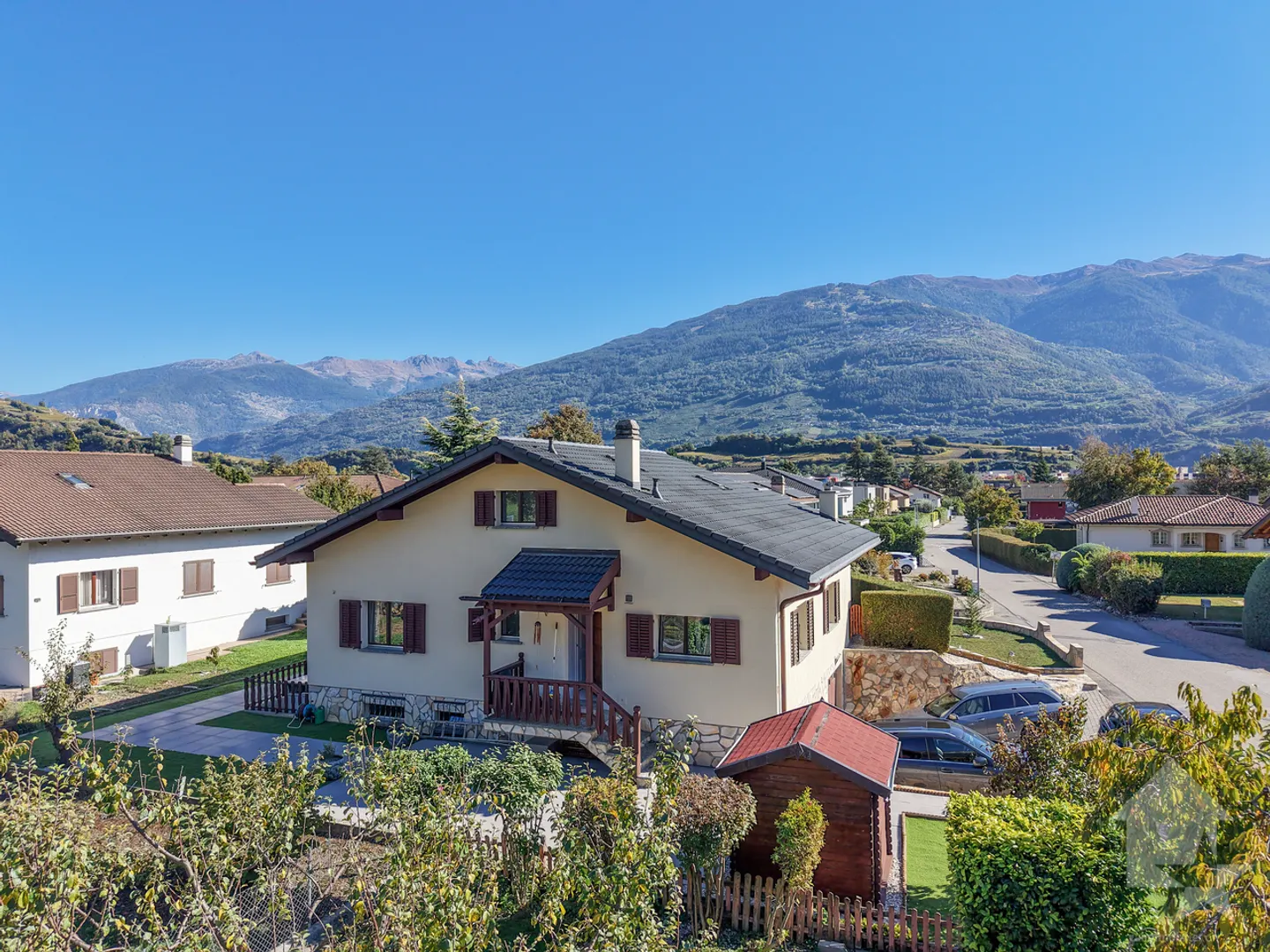 Casa di villaggio ristrutturata con 7,5 stanze, grande giardino e terrazze - Foto 2 di 13