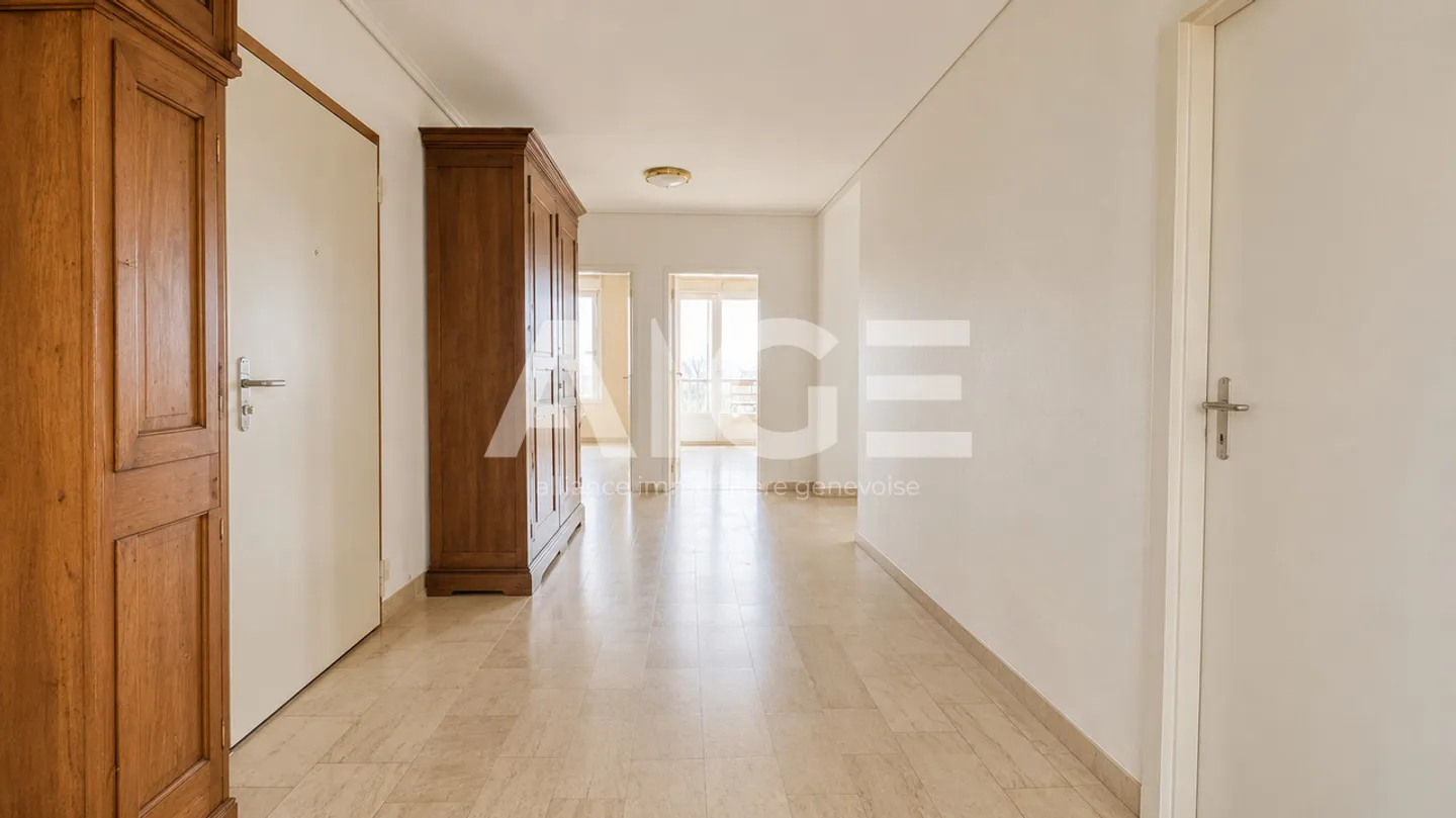 High-end apartment with lake view, close to the Collège du Léman - Photo 6 of 10