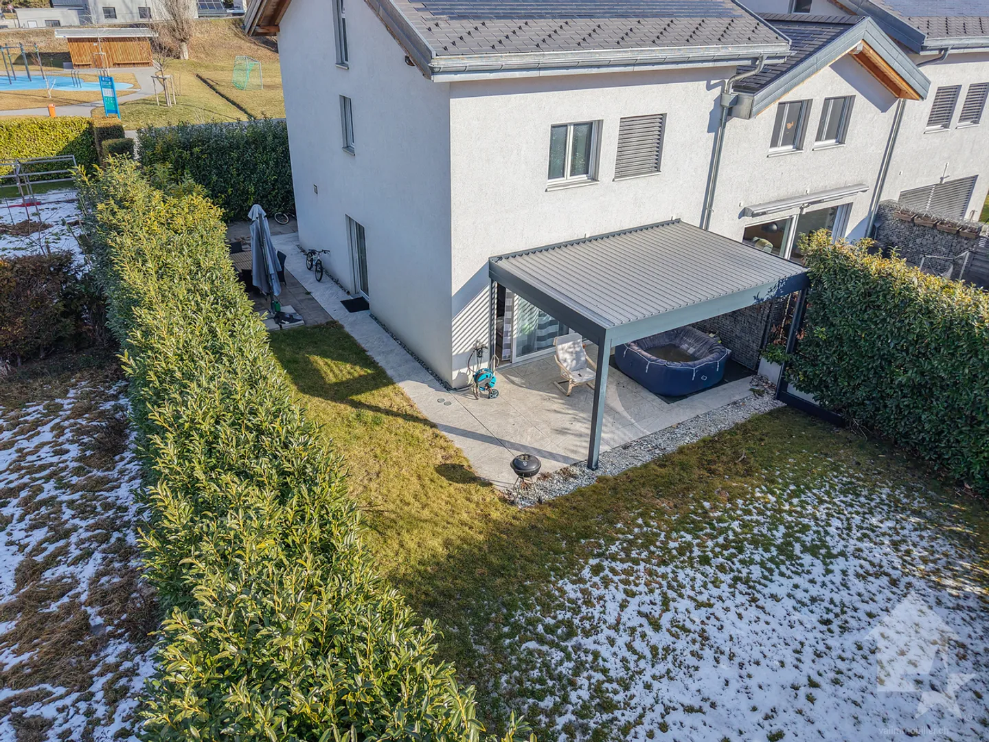 Villa moderne de 6 pièces contiguë avec de beaux espaces extérieurs - Foto 1 von 13