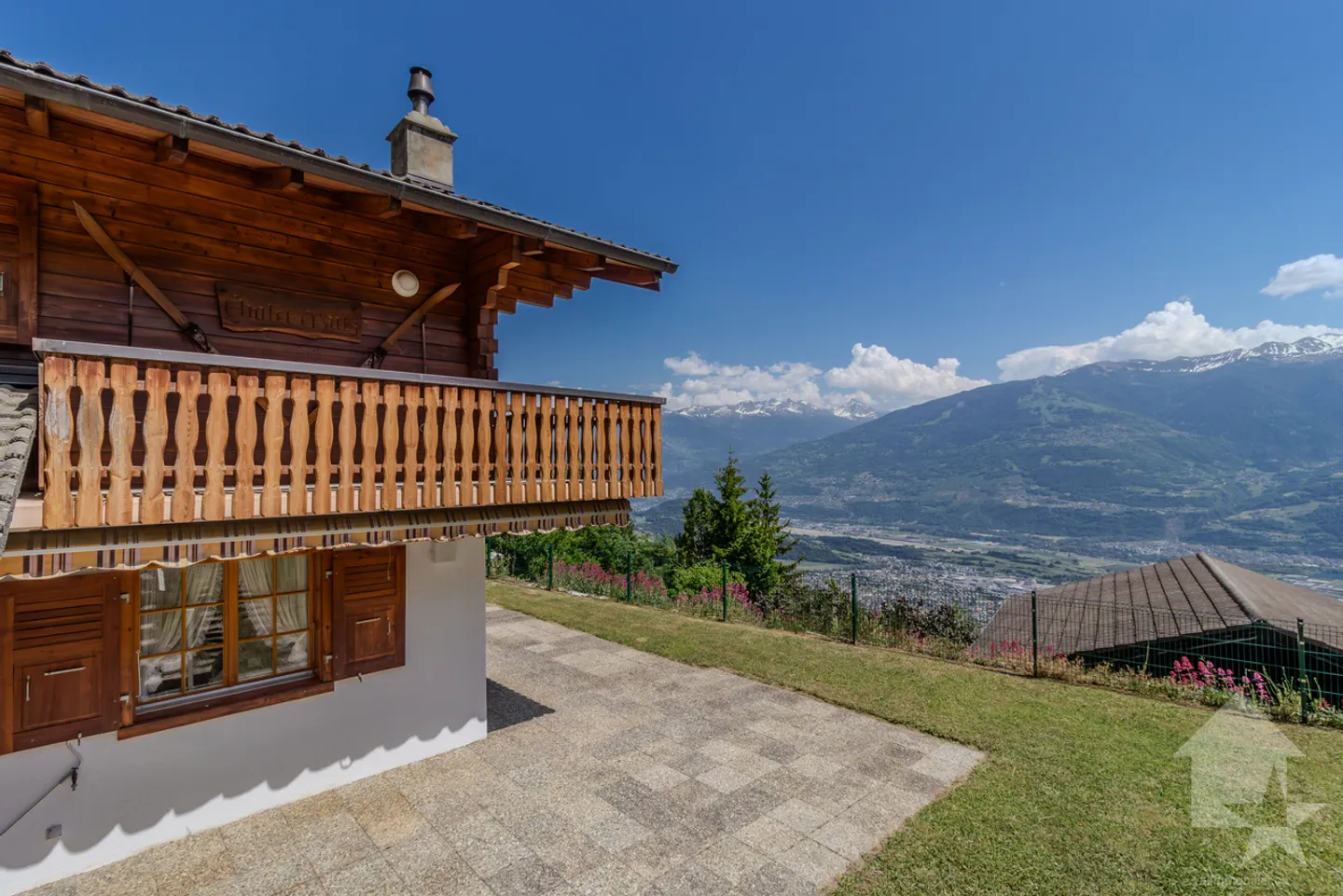 Charmant chalet jouissant d'une situation et d'une vue exceptionnelle - Photo 4 sur 13